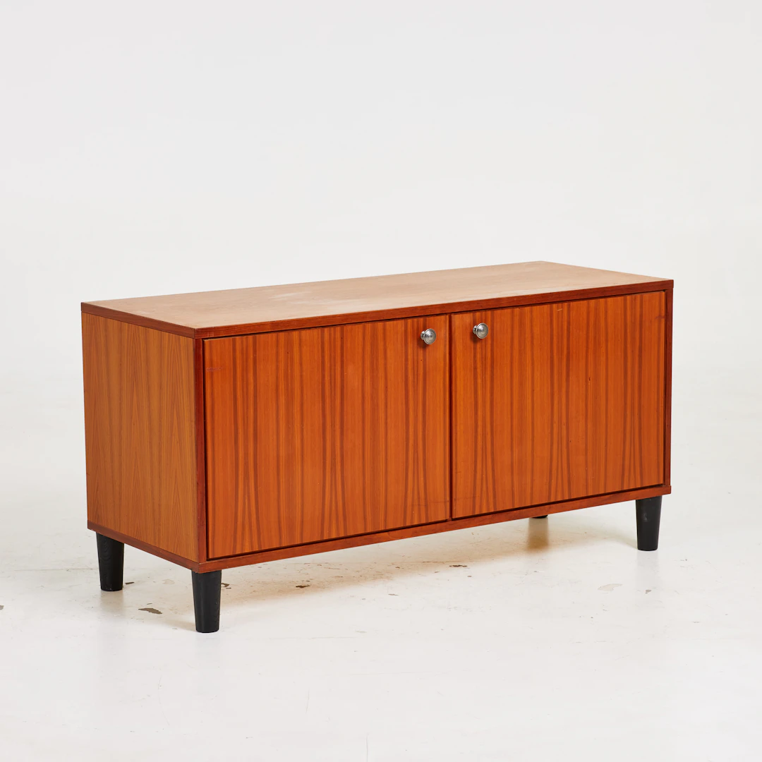 SIDEBOARD, ca 1960-tal, fanér teak, beslag i mässing, hyllinredning