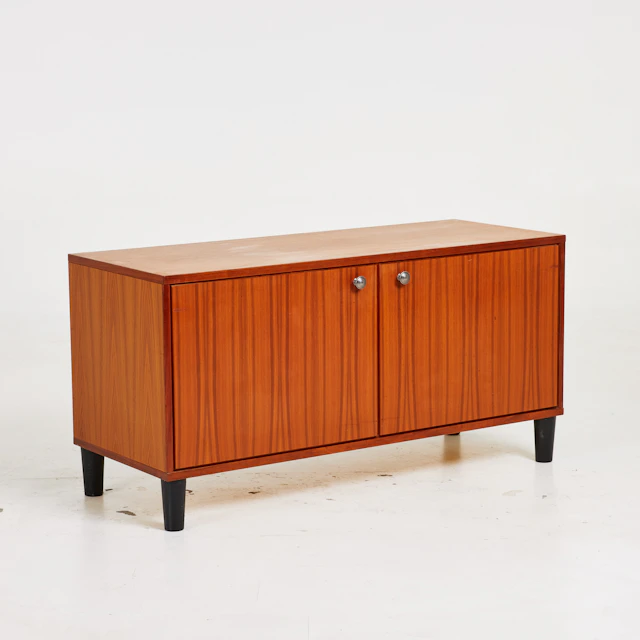 SIDEBOARD, ca 1960-tal, fanér teak, beslag i mässing, hyllinredning