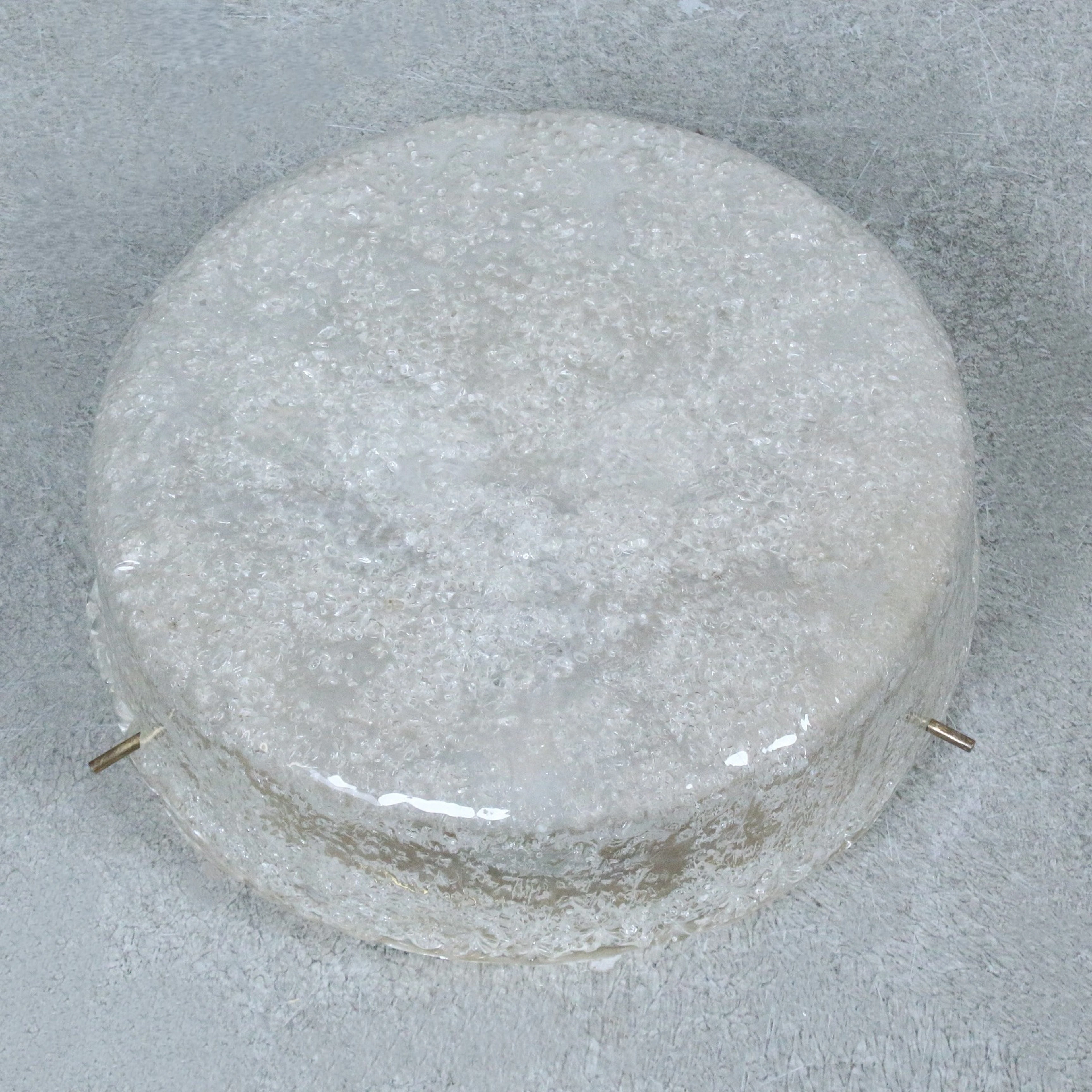 Mid-Century Decken- / Wandleuchte aus Eisglas, 1960er Jahre.