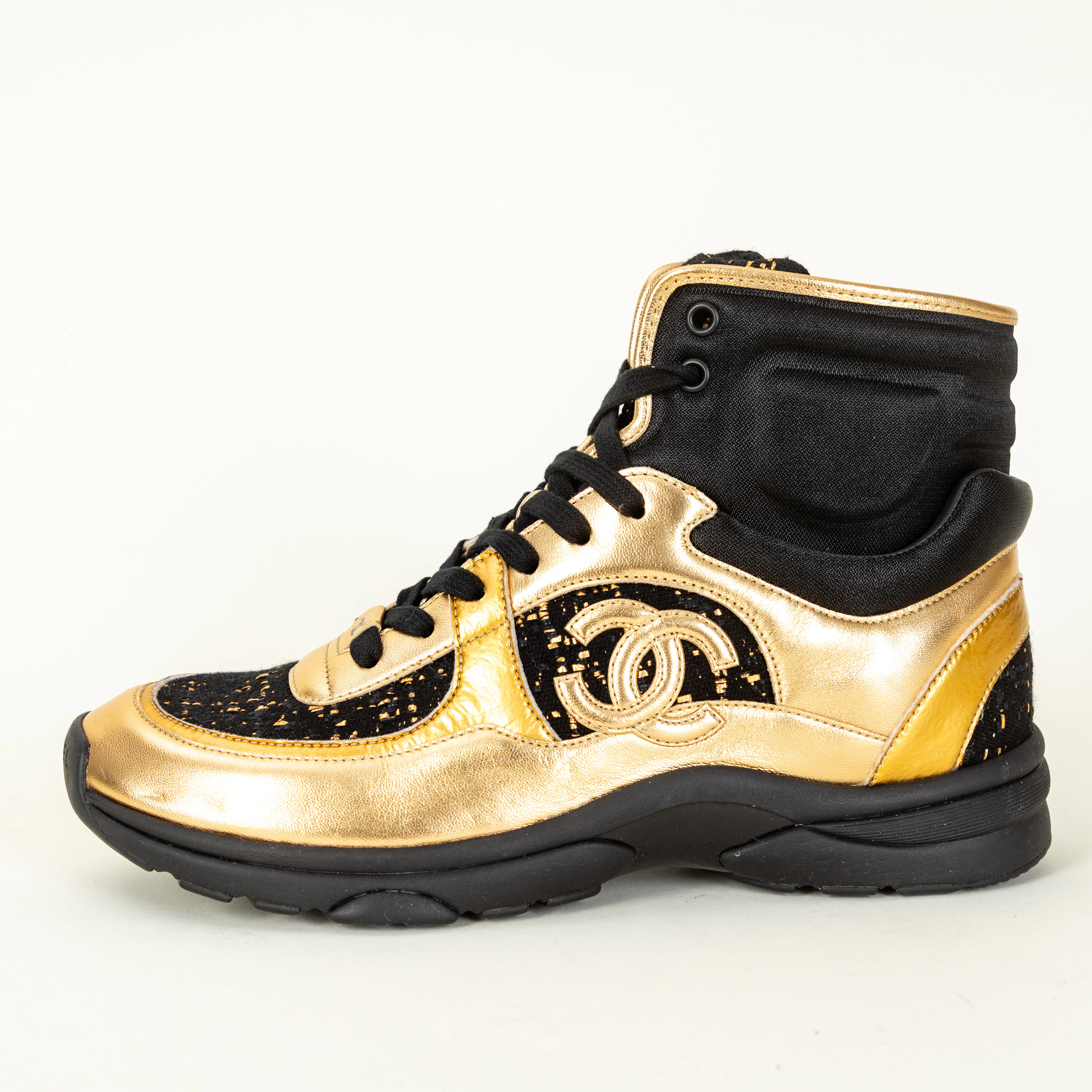 CHANEL. Sneakers in schwarz/gold, 41.