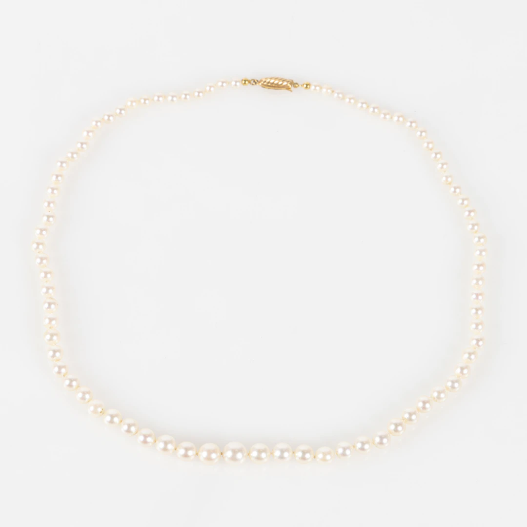COLLIER, odlade pärlor med lås i 18K guld.