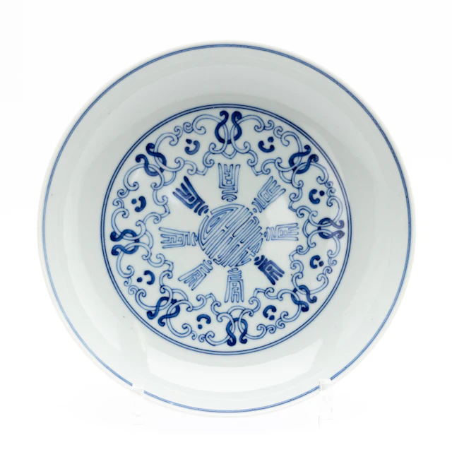 Blau-weißer Teller mit Shou-Zeichen, Qianlong-Marke, Mitte der Qing-Dynastie.