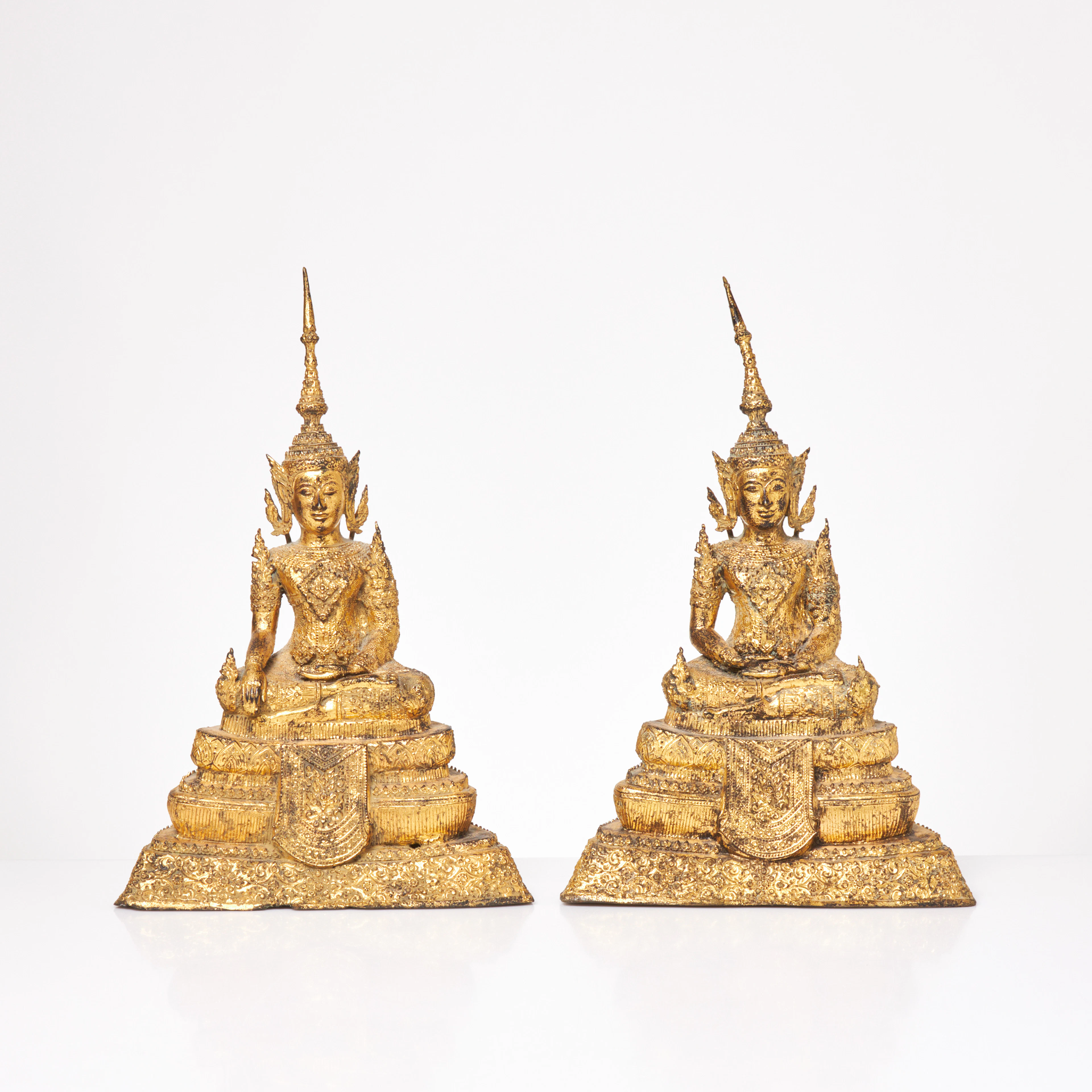 BUDDHA. 2 st, förgylld metall, Sydostasien.