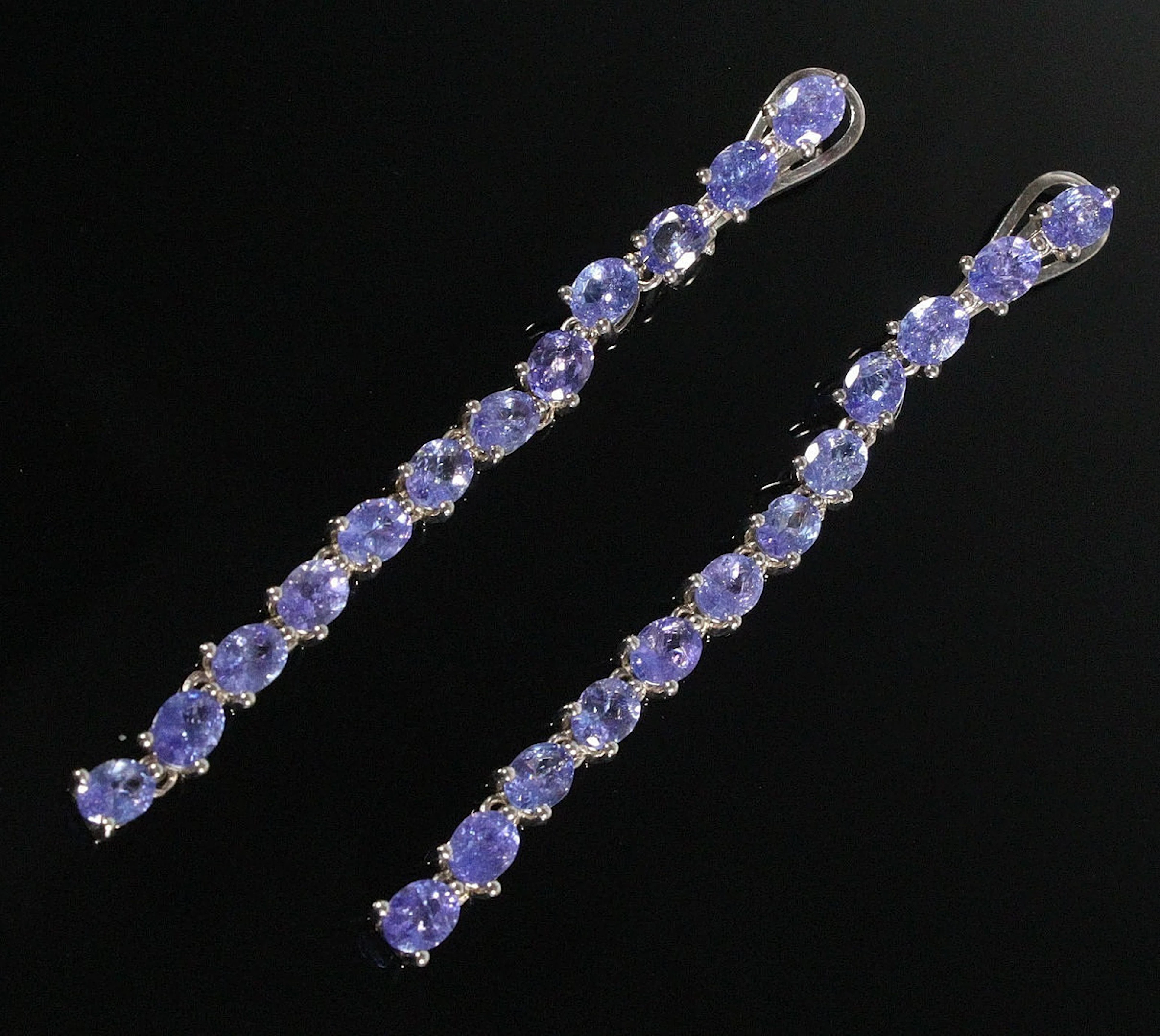 Lange Tansanit-Ohrhänger aus 925er Silber.