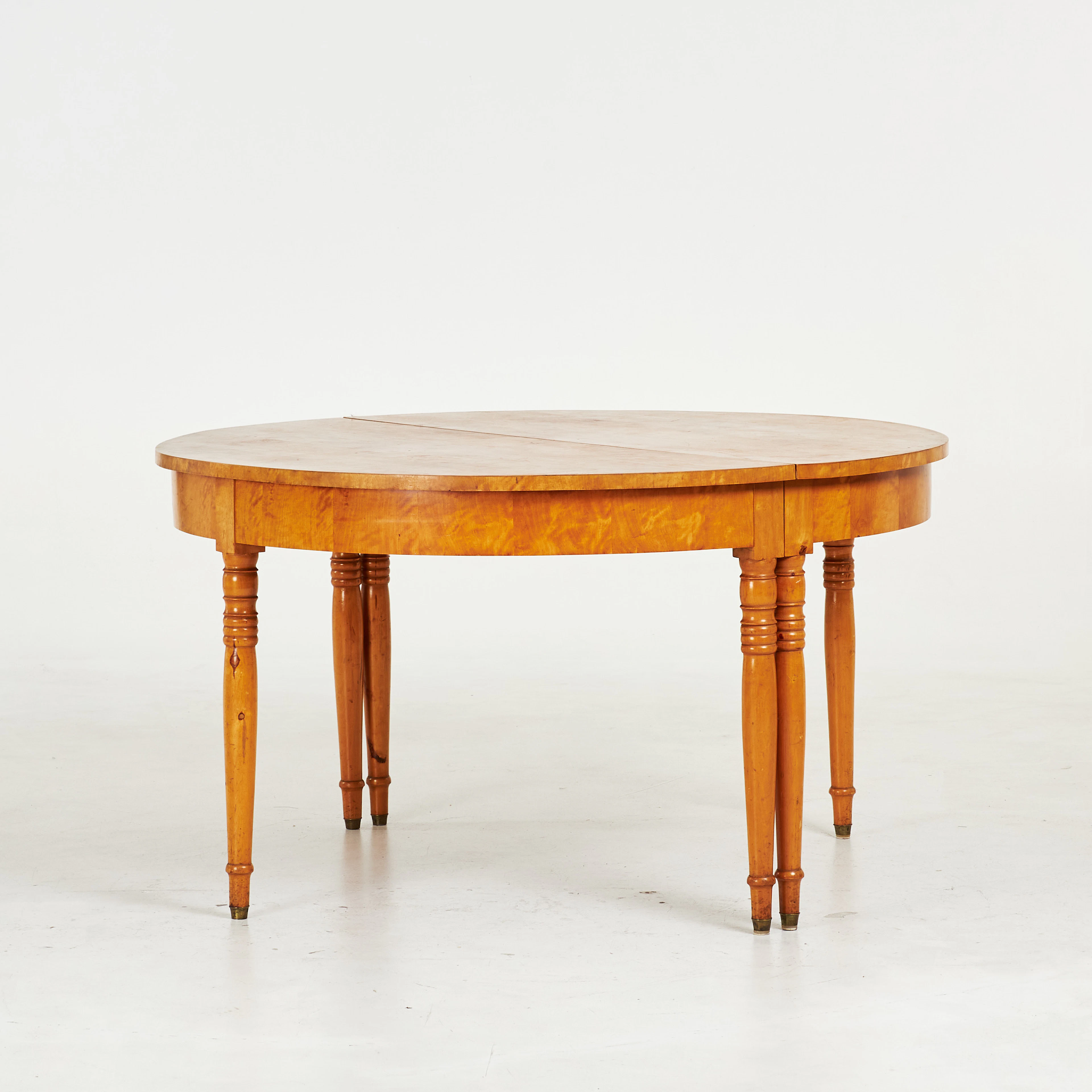 MÅNBORD, tvådelat, björkfanér, svarvade ben med mässingsavslut, 1800-tal.