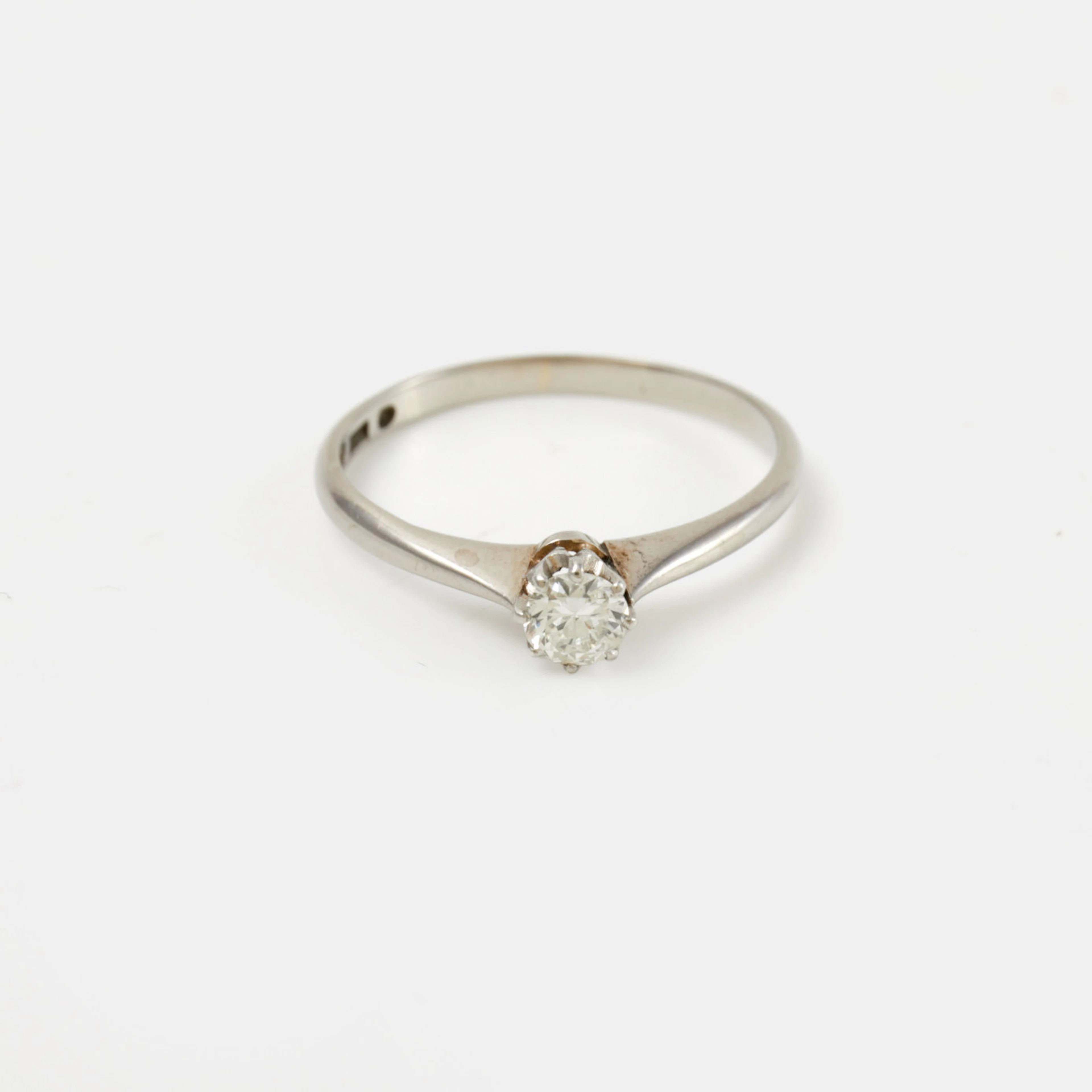 RING, 18 k vitguld, 1 briljantslipad diamant, ej modern slipning