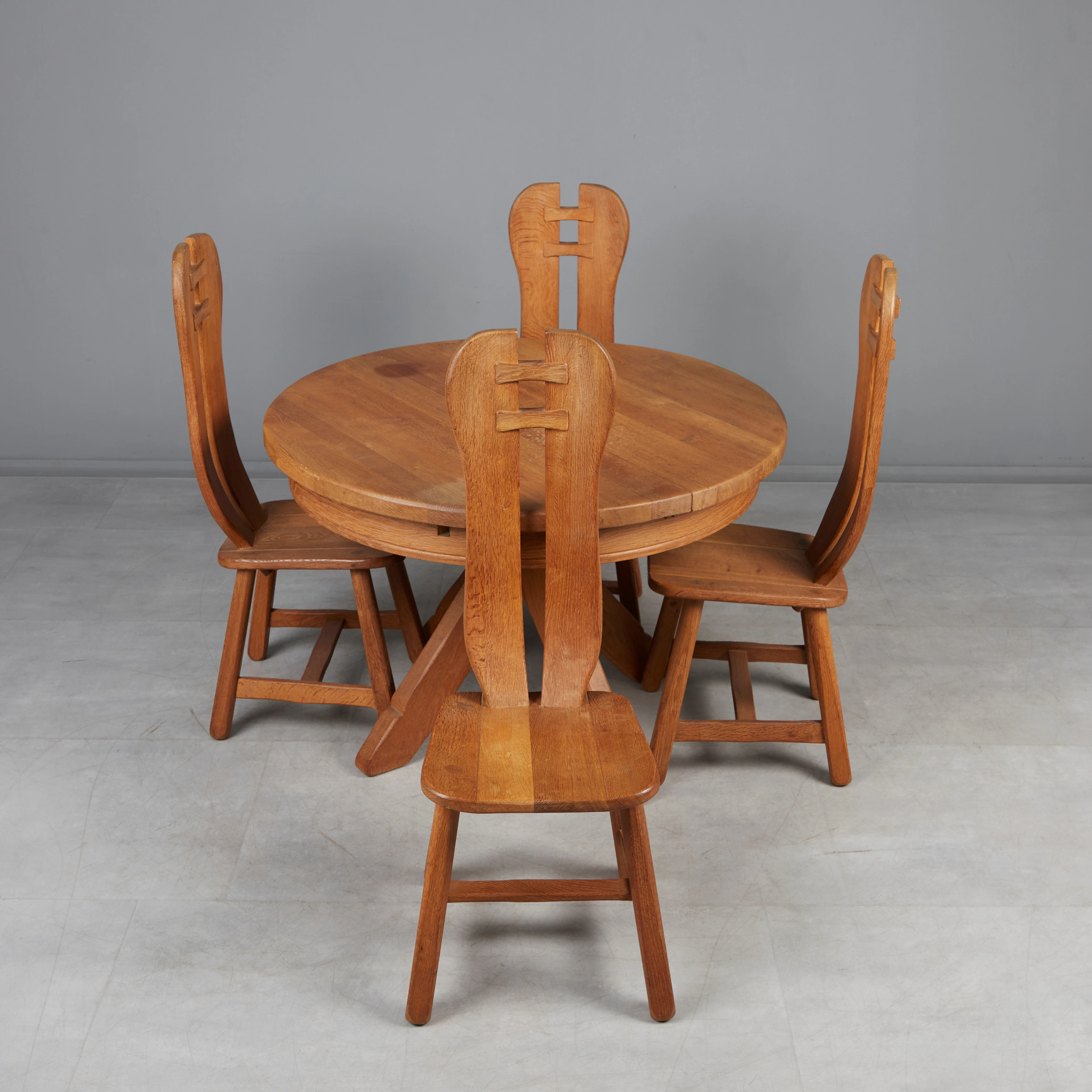 DE PUYDT. Brutalistische Esszimmergarnitur, Eiche, 1970er Jahre, Belgien. (5).
