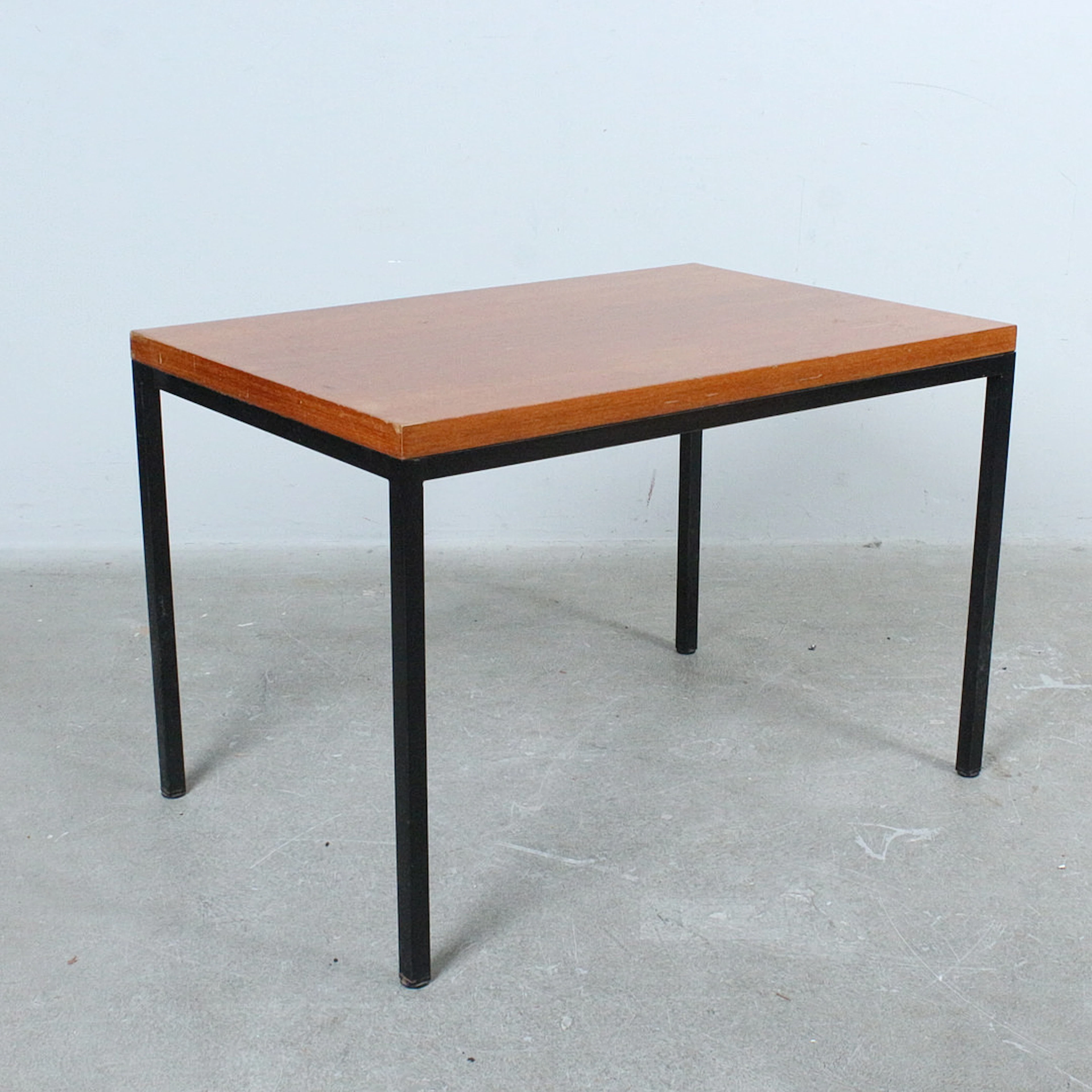 Rechteckiger Tisch aus Teak und Metall der 1960er.