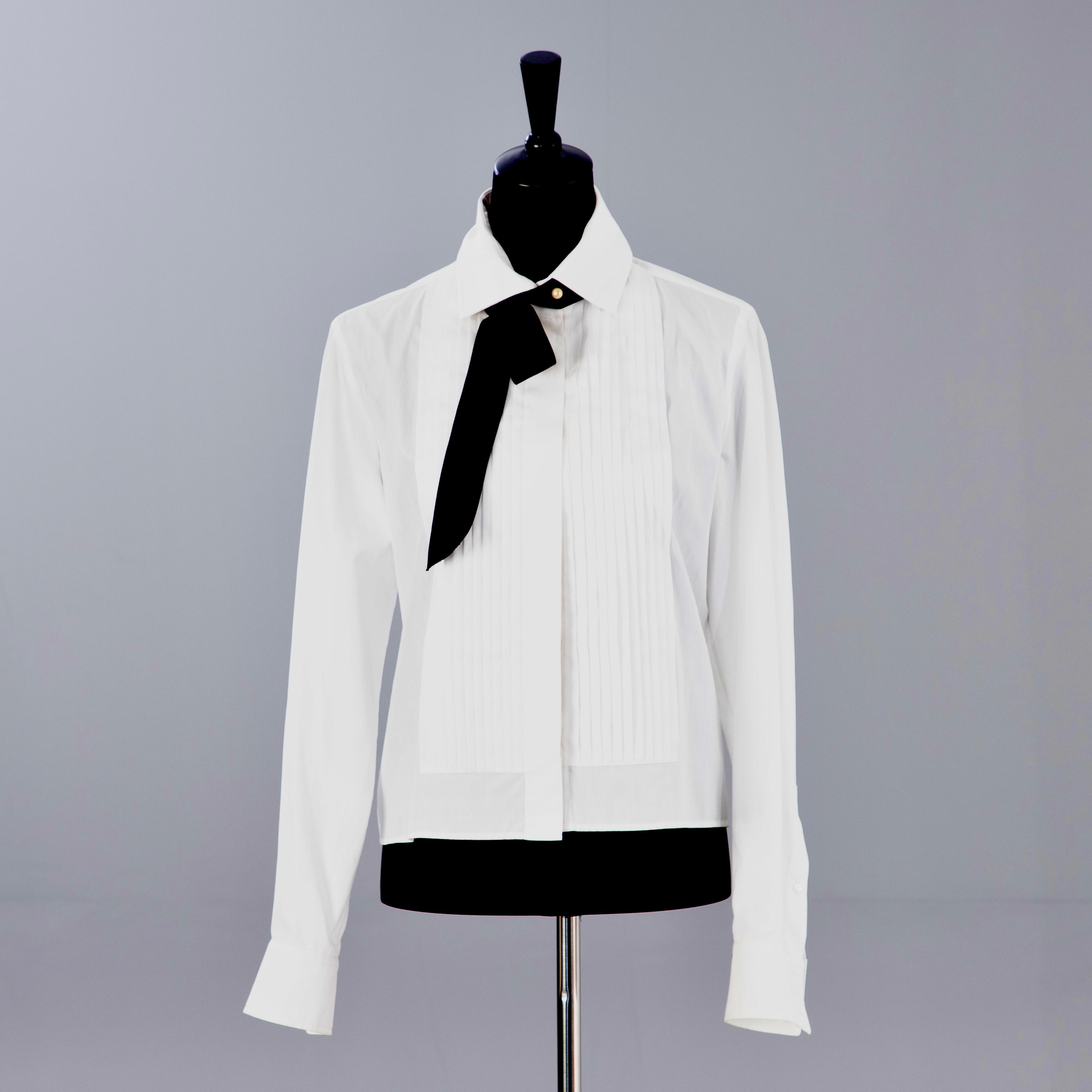 CHANEL. Hemdbluse mit abnehmbarer Schluppe, FR 40.