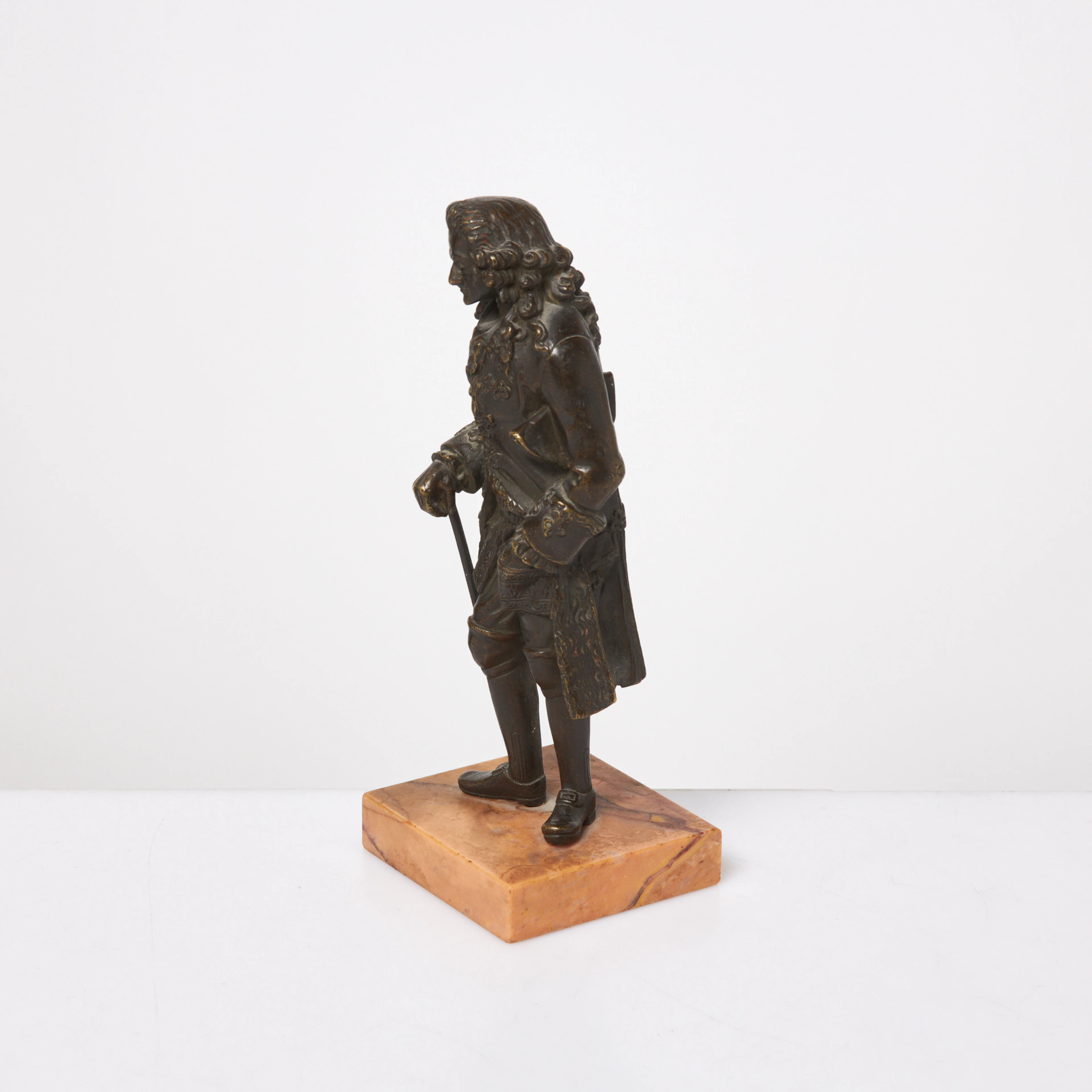 SKULPTUR. Voltaire, patinerad brons, 18/1900 tal, sockel i marmor.
