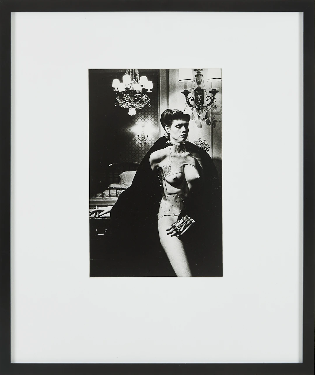 HELMUT NEWTON. Efter, "Jane Kirby, Avenue Kleber, Paris 1977." Offsetlitografisk