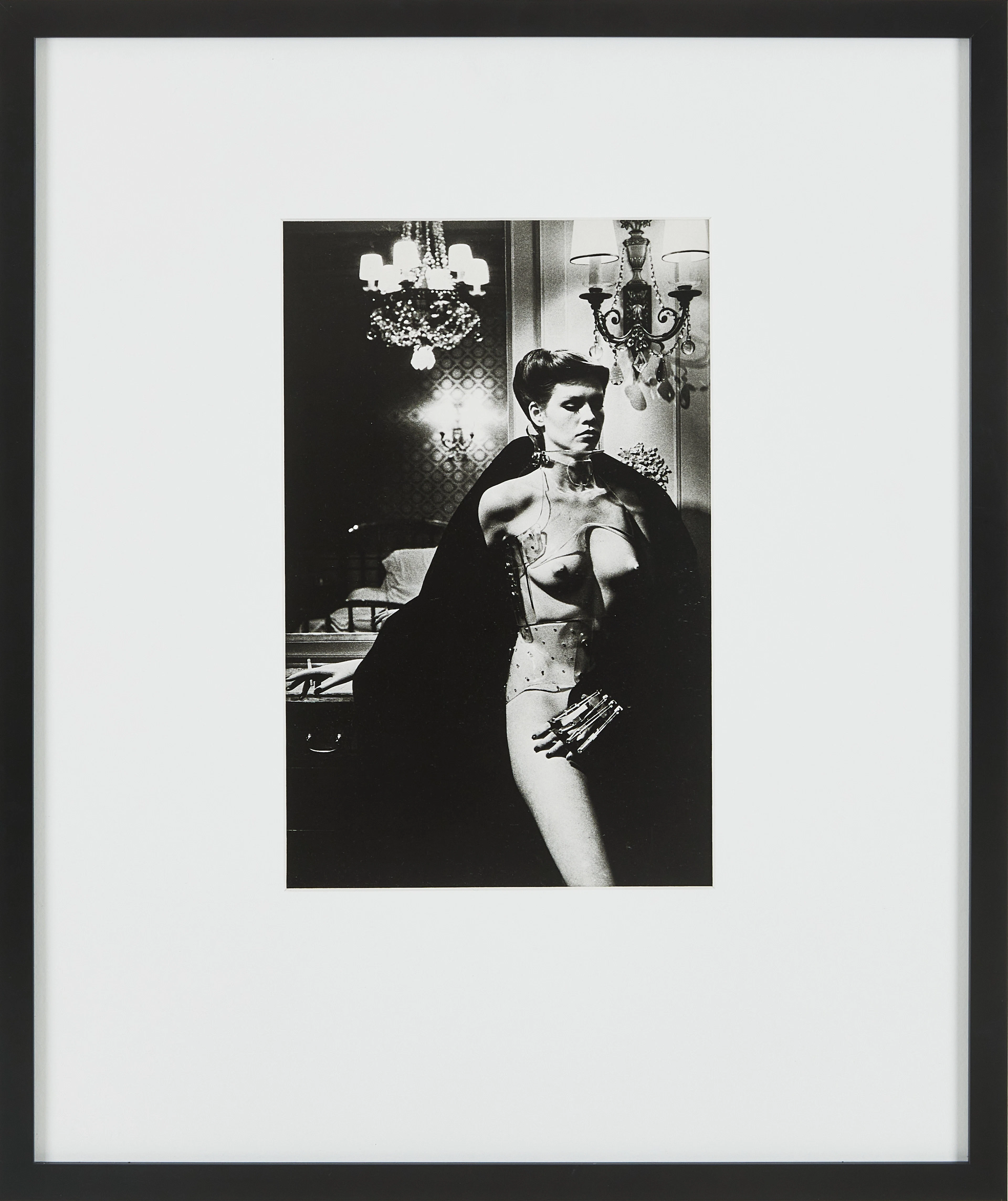 HELMUT NEWTON. Efter, "Jane Kirby, Avenue Kleber, Paris 1977." Offsetlitografisk