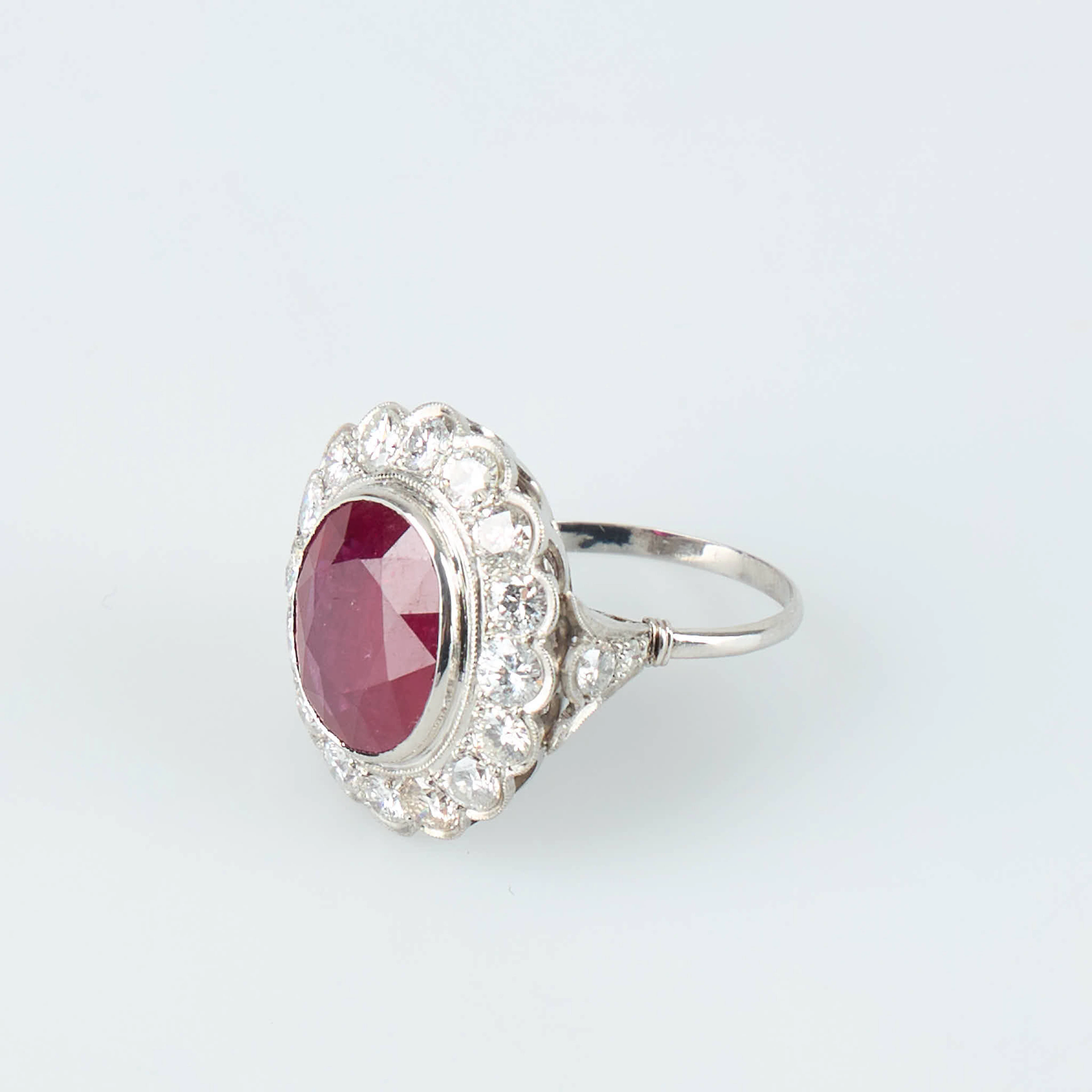 RING, Platina, rubin 7.28 ct och diamanter, Ø 18,25.