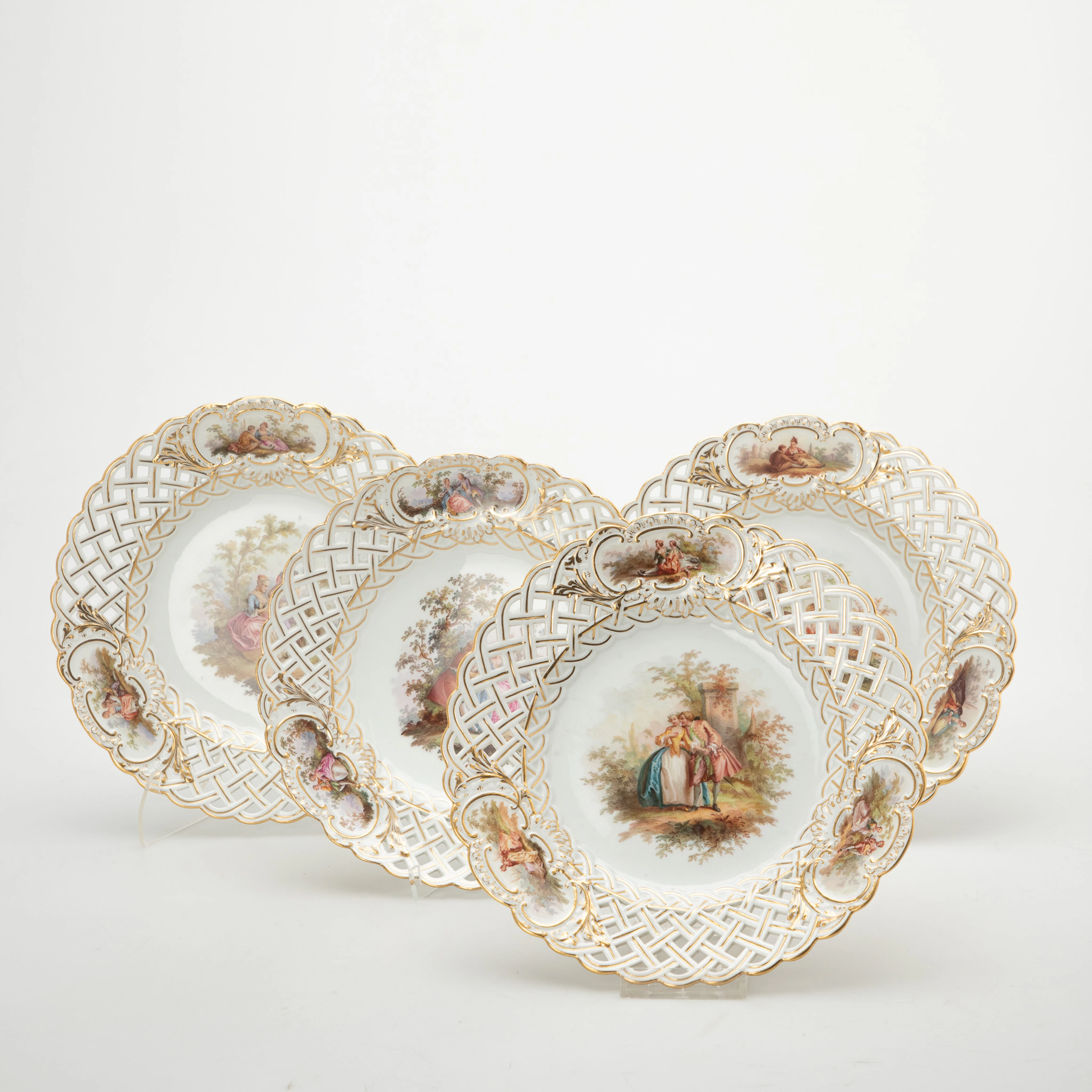 MEISSEN. Vier Teller mit Korbrand und Watteau Szenerien, 1850-1924 (4).
