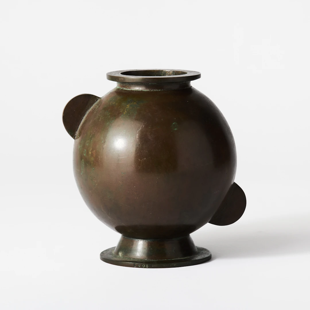 SUNE BÄCKSTRÖM. Vas, Malmö, 1920/30-tal, art deco, patinerad brons.
