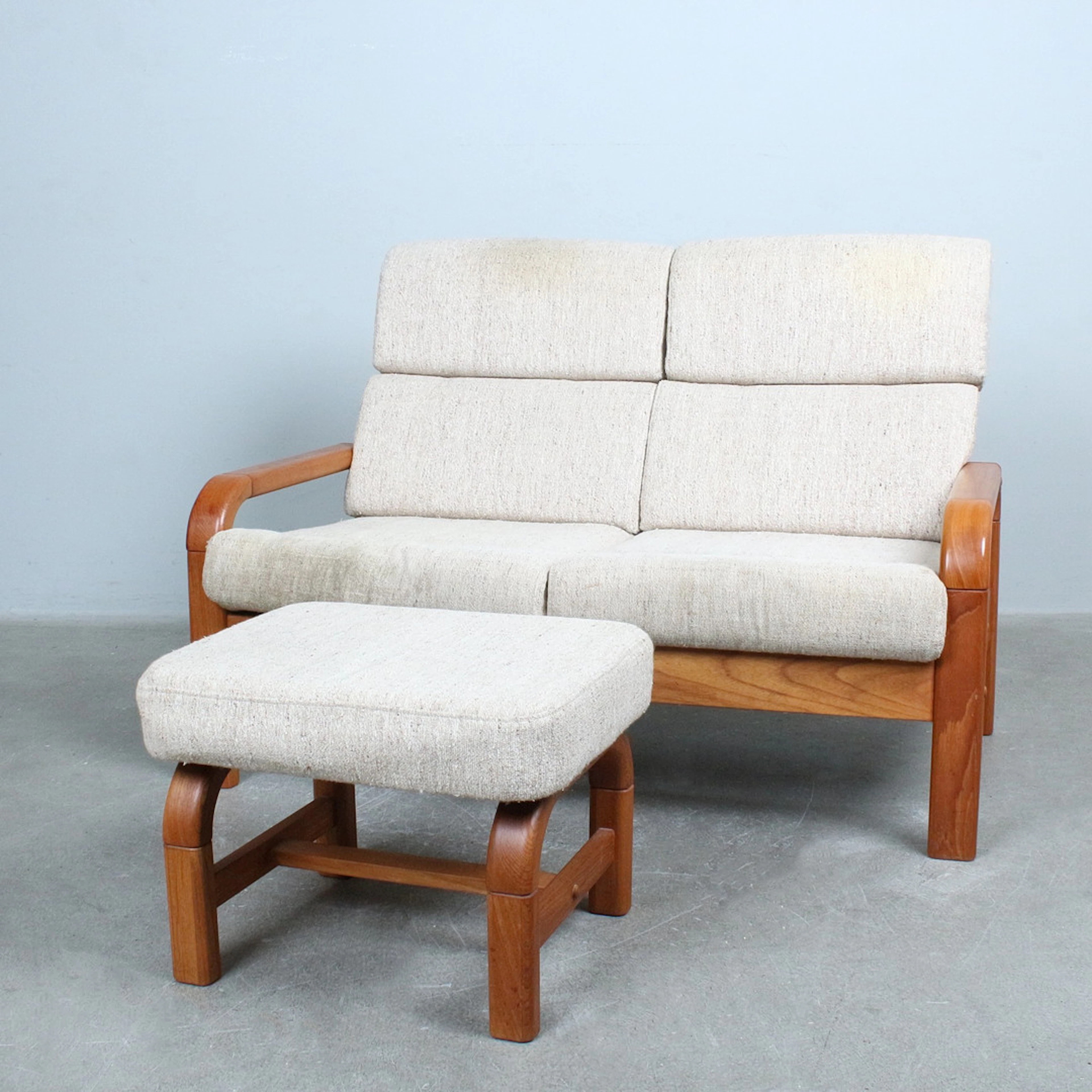 PREBEN SHOU. PREBEN SCHOU. Midcentury Zweiersitzer / Sofa mit Ottomane
