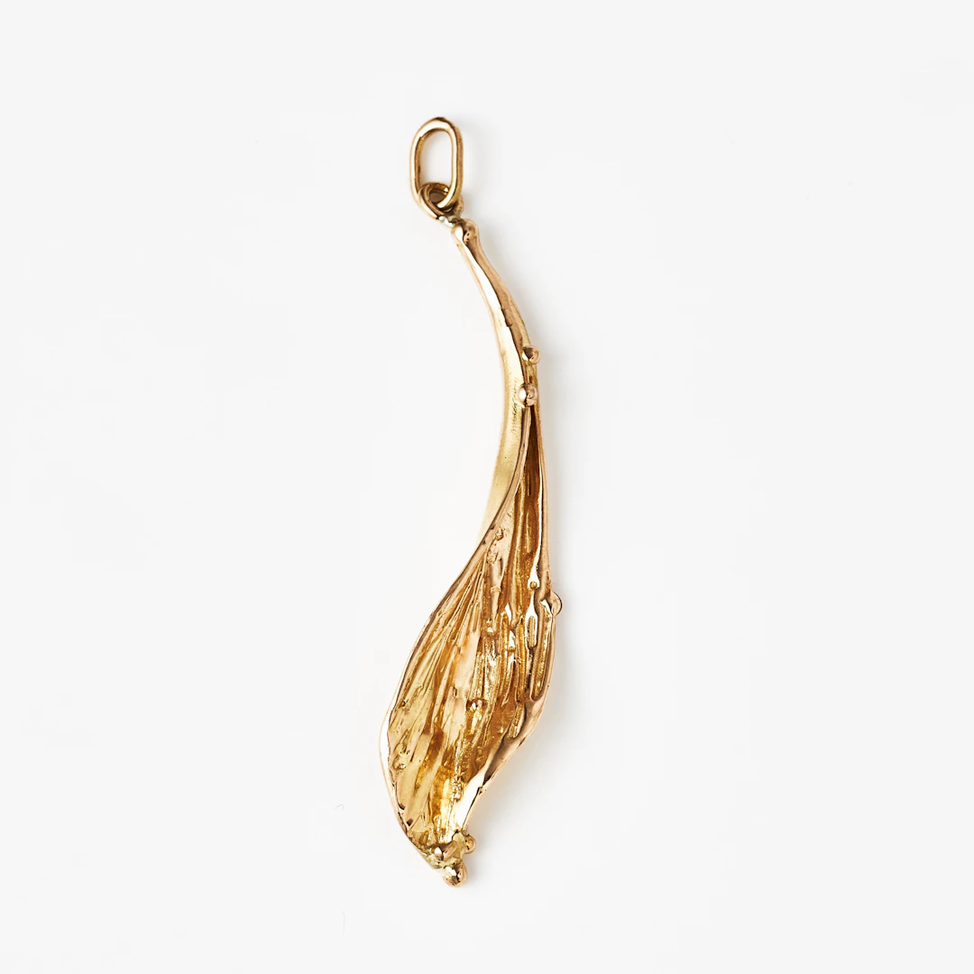 HÄNGE, 18 k guld, i form av ett blad, Etsuko Minowa, Stockholm 2000-tal.