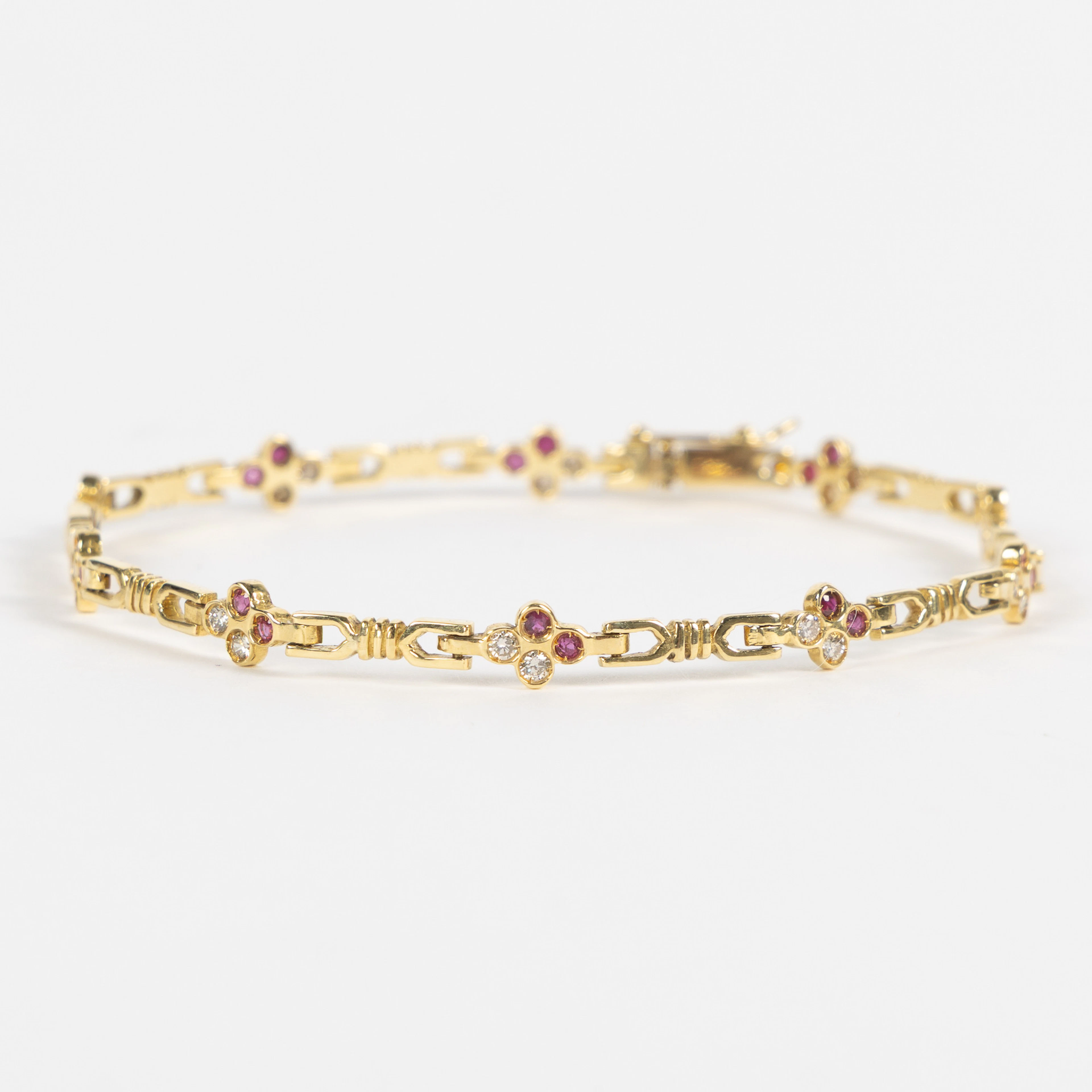 ARMBAND, 18K guld med fasettslipade rubiner och briljantslipade diamanter.
