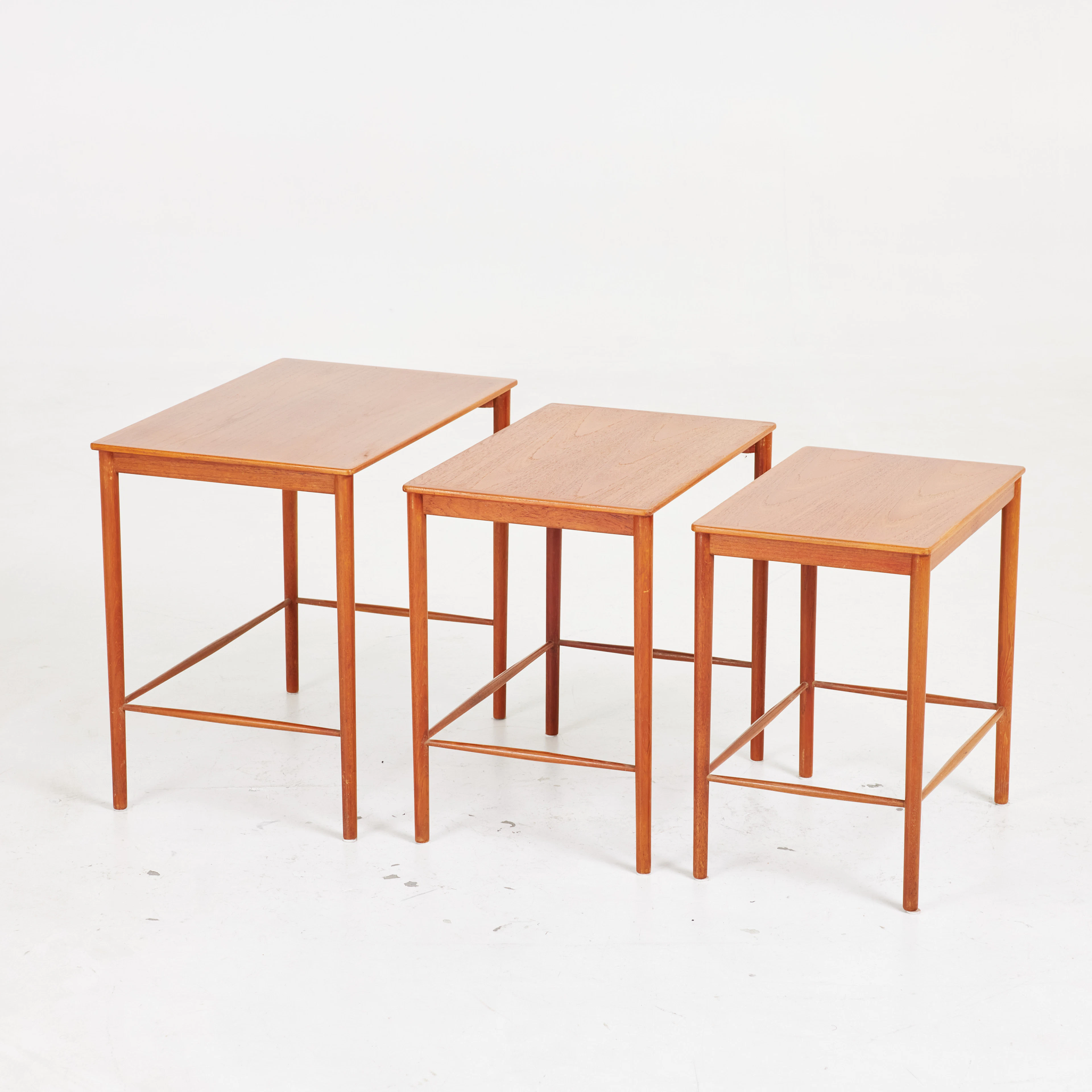 GRETE JALK. Satsbord, 3 dlr, teak, undertill brännmärkta, Danmark 1950-tal.