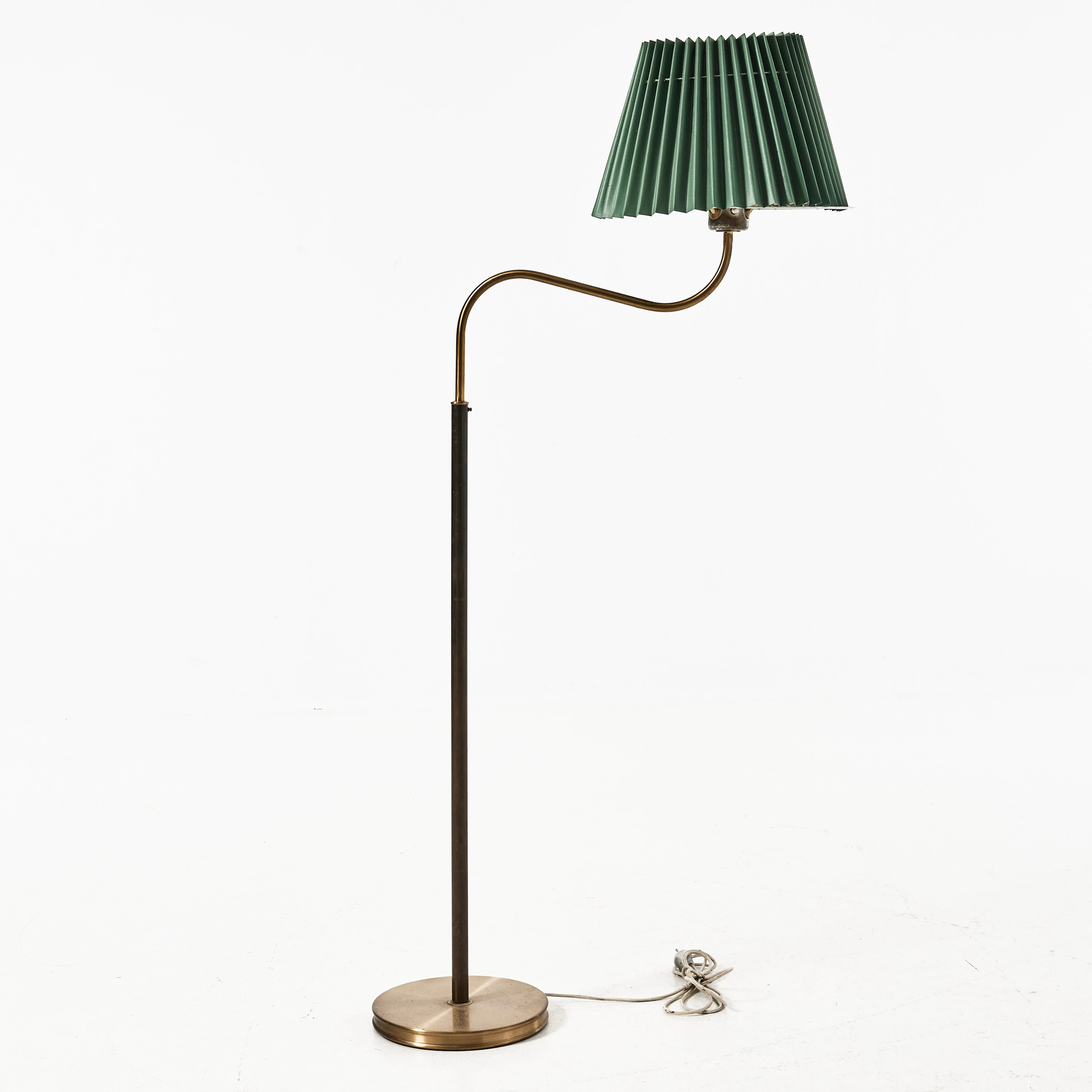 JOSEF FRANK. Golvlampa, "Stora kamelen", modell 2368, Firma Svenskt