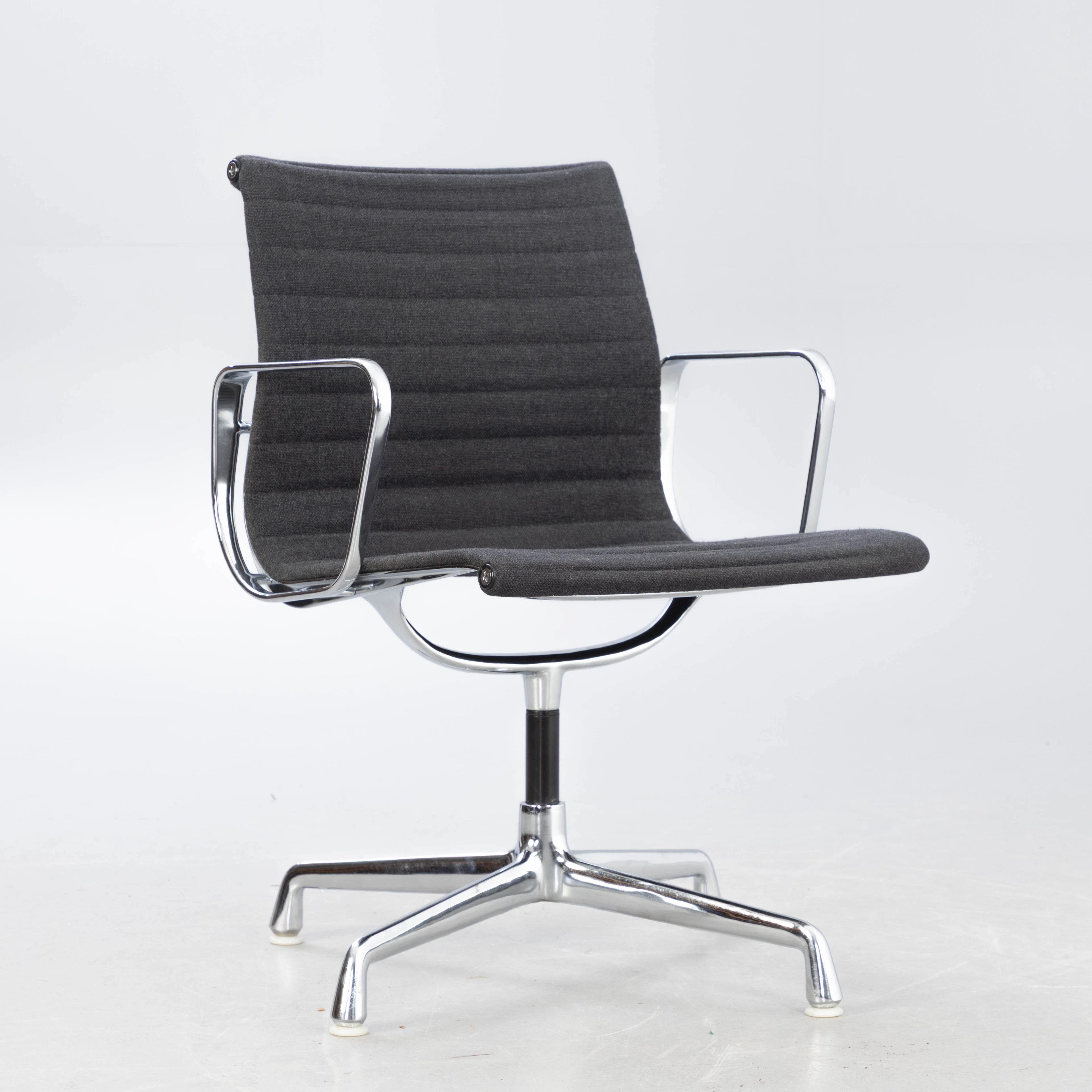 RAY & CHARLES EAMES. Vitra/ Herman Miller, Aluchair EA108, Hopsak.