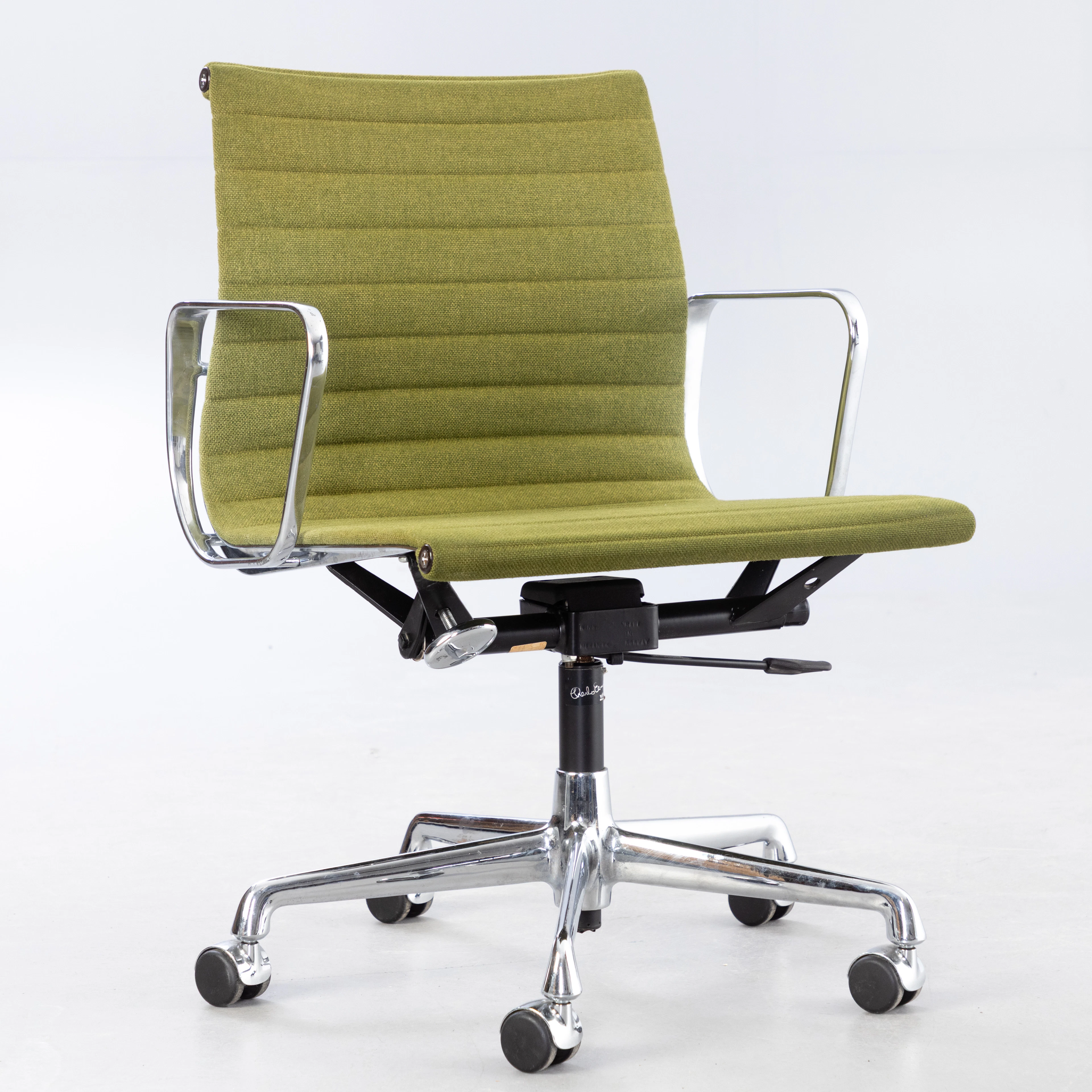 CHARLES & RAY EAMES. Herman Miller/Vitra, Bürostuhl EA 117, grüner Hopsak.