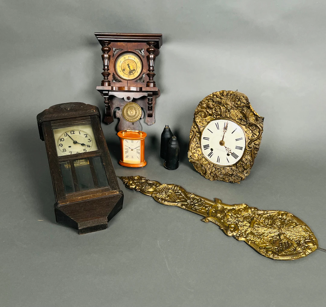 Konvolut Wand- und Tischuhren.