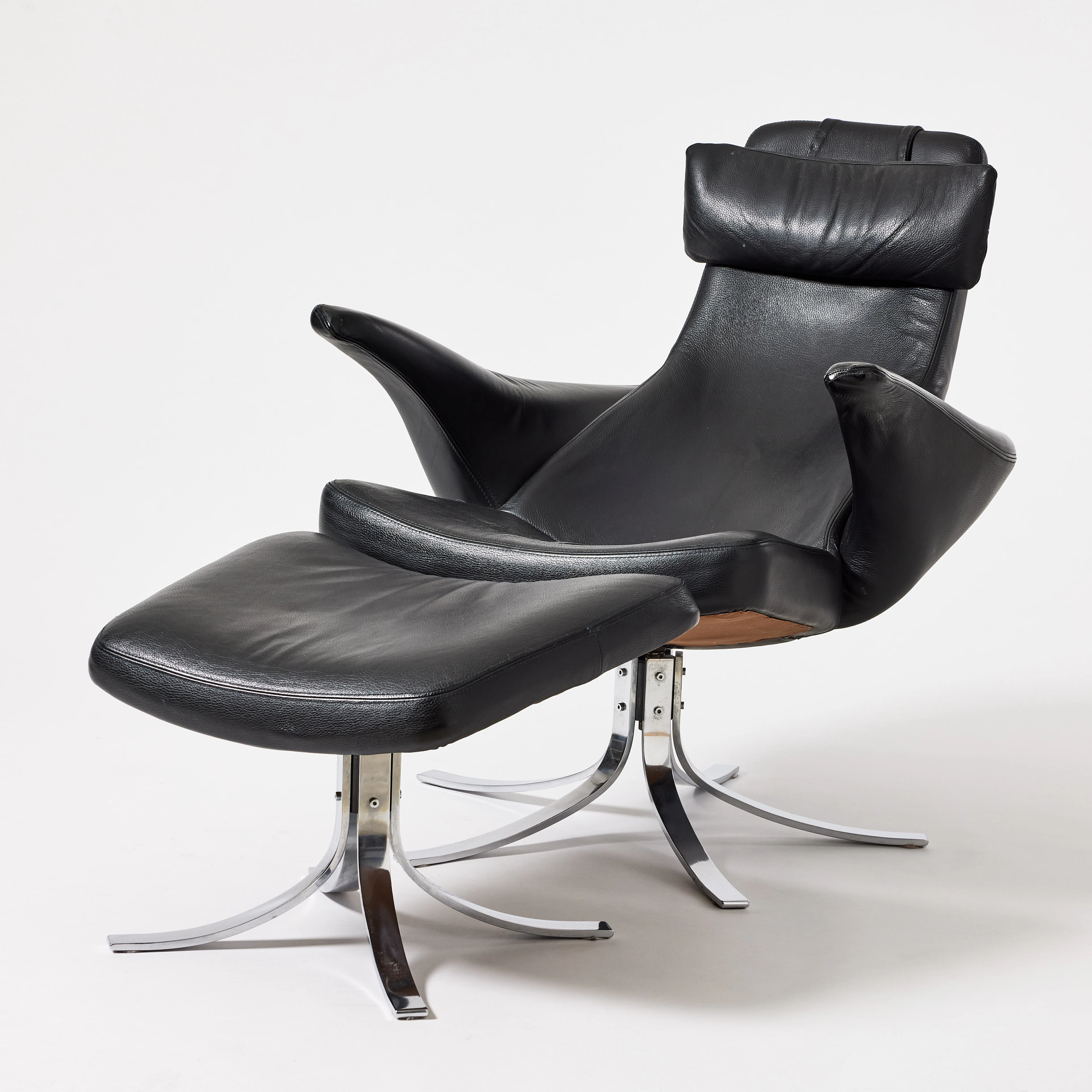 GÖSTA BERG & STEN-ERIK ERIKSSON. "Måsen 2", fåtölj med fotpall, prototyp