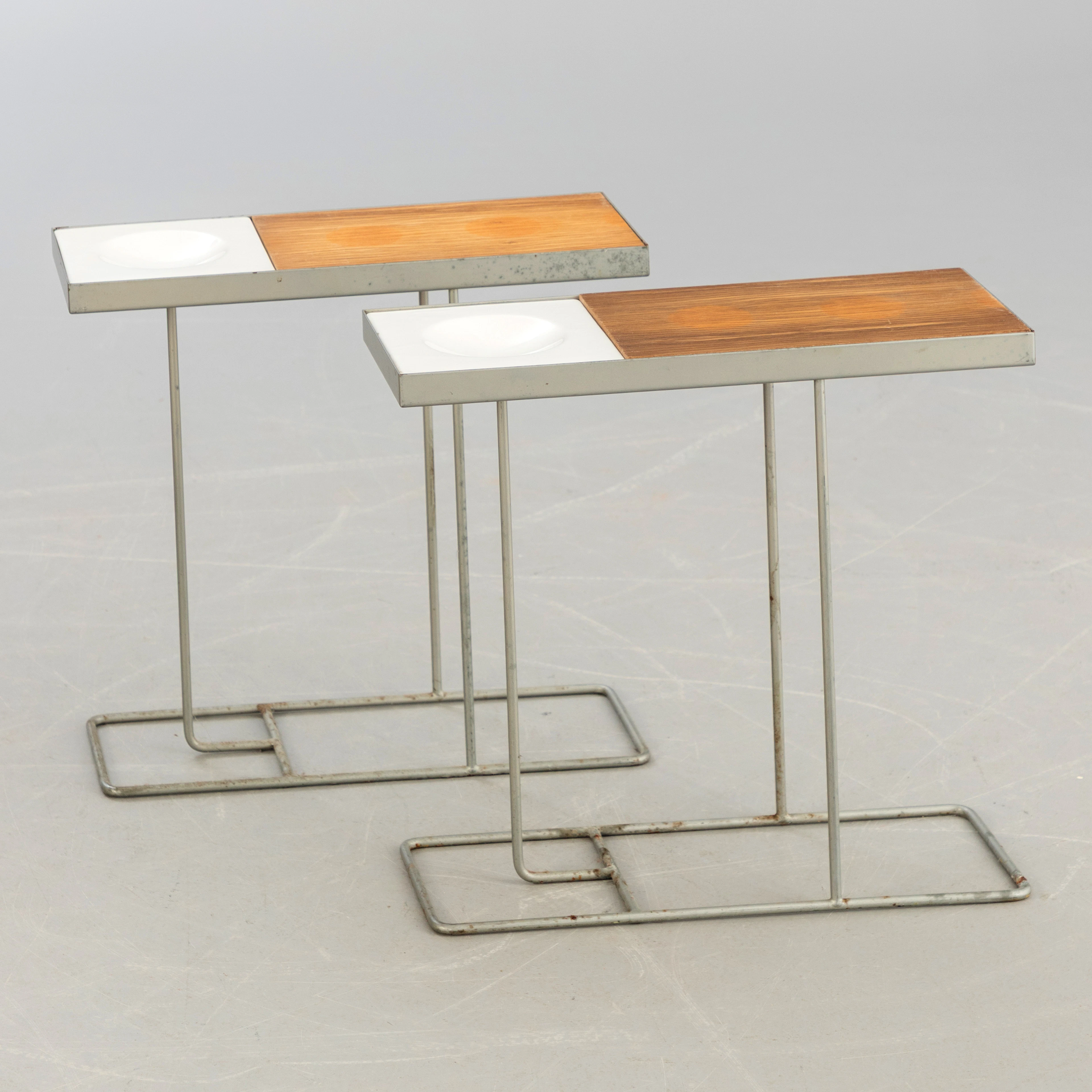 Robin Day, Habitat, 2 Beistelltische mit Keramikschalen, Ende 20. Jh. (2).