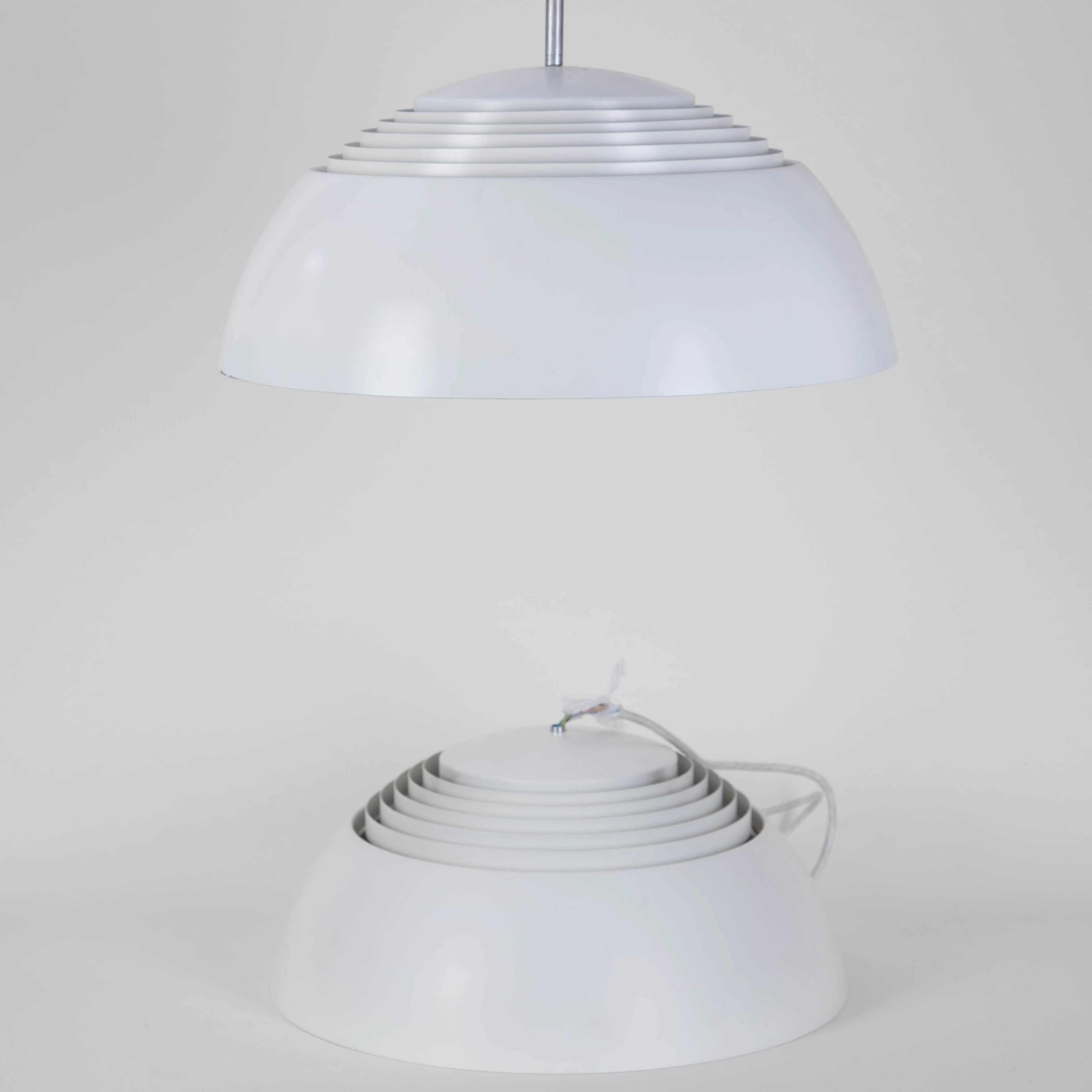 ARNE JACOBSEN. Louis Poulsen. Pendelleuchten Modell 'AJ Royal' (2).