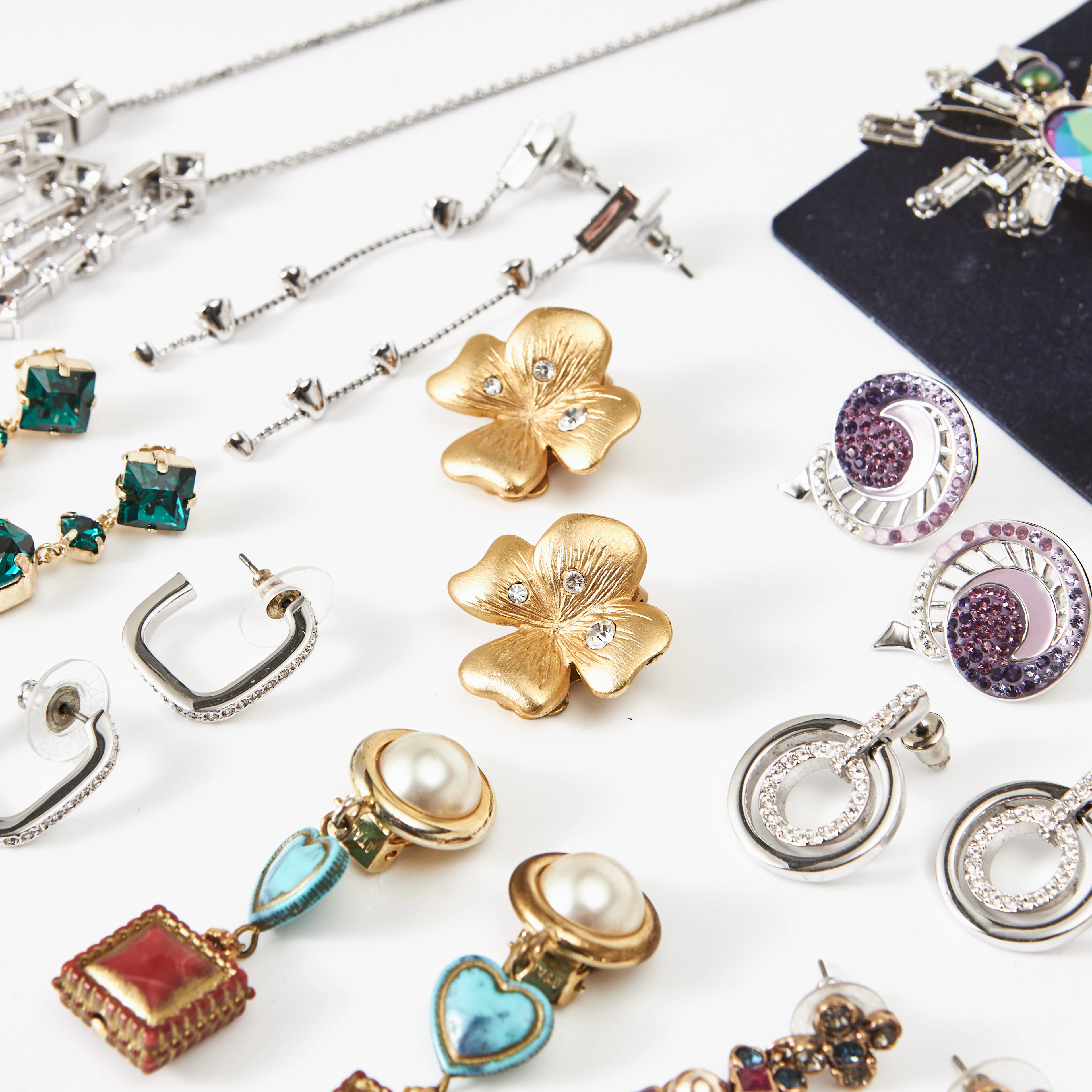 COSTUME JEWELLERY, halsband, 2 st., örhängen och clips, 13 par, varav