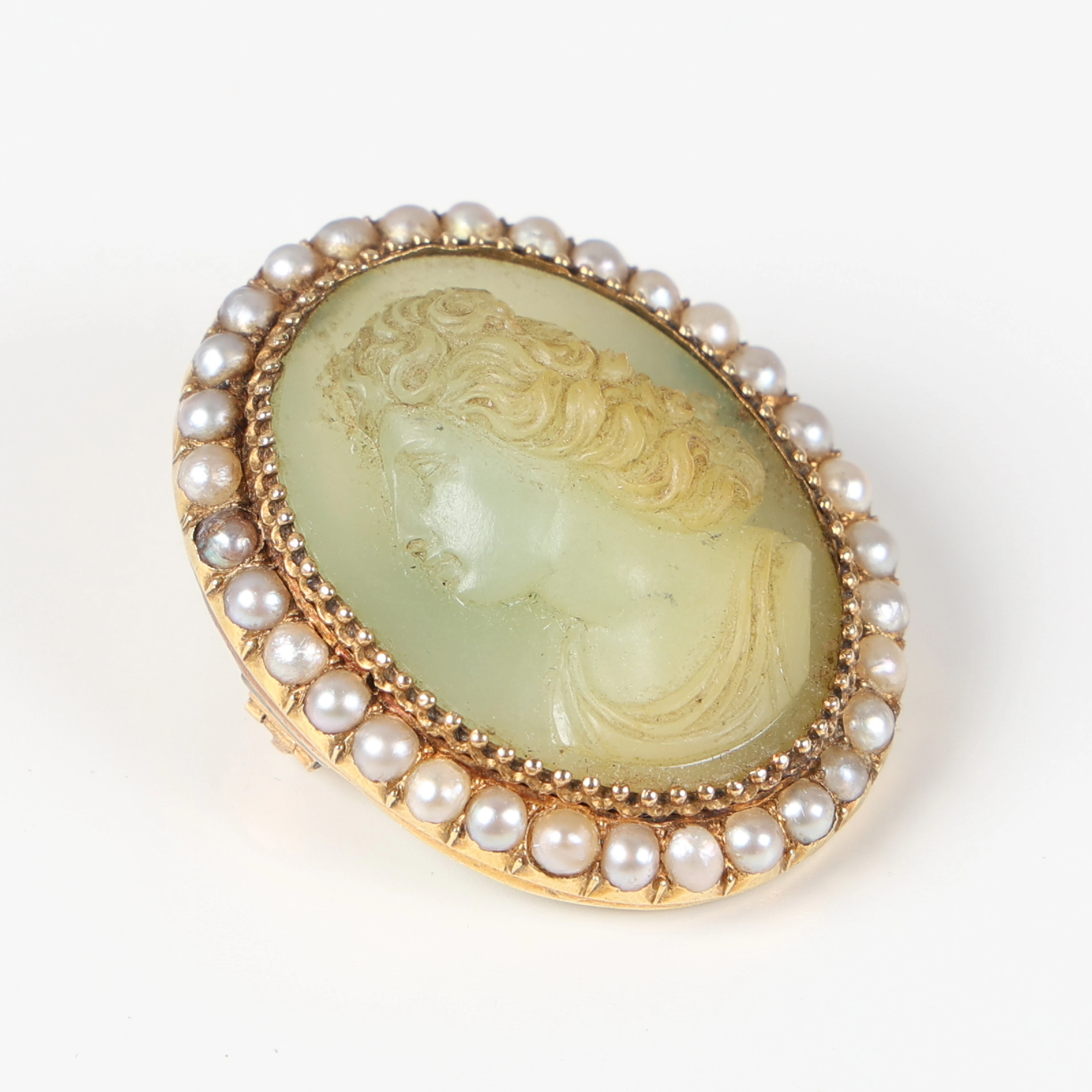 ANTIK BROSCH, 18K guld, orientaliska pärlor och skuren nefrit, empire.