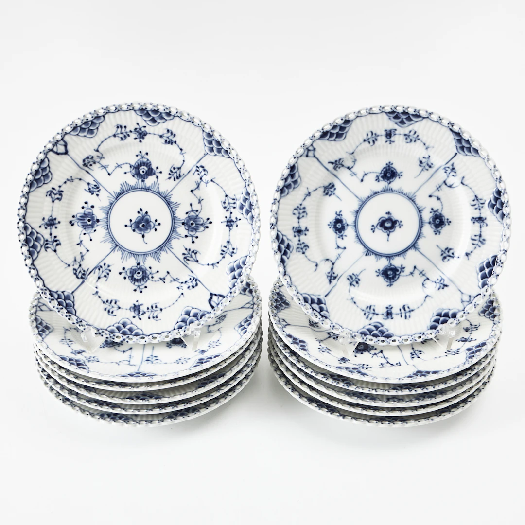 ROYAL COPENHAGEN. Assietter 12 stycken, Musselmalet helblond, modell 1087.
