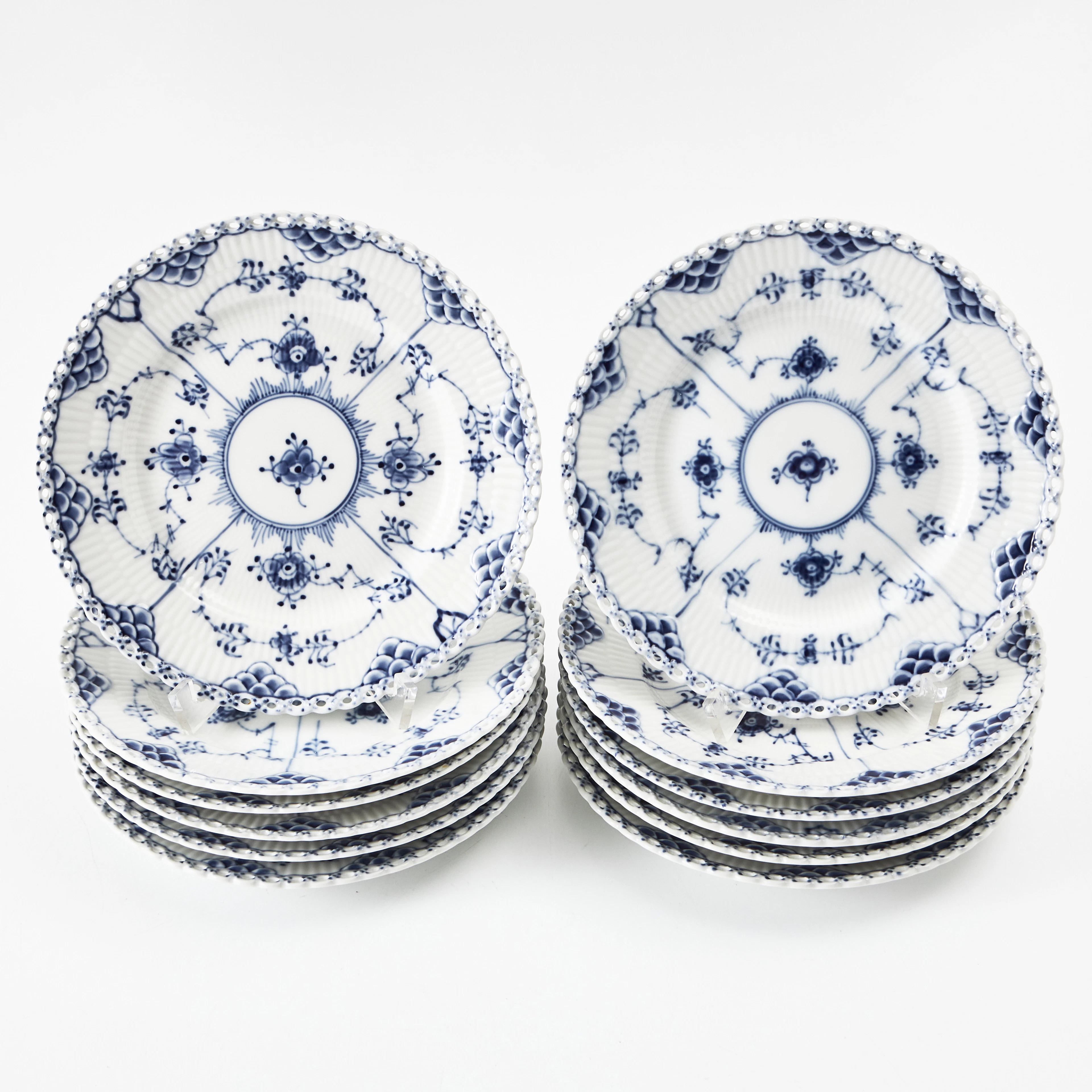 ROYAL COPENHAGEN. Assietter 12 stycken, Musselmalet helblond, modell 1087.