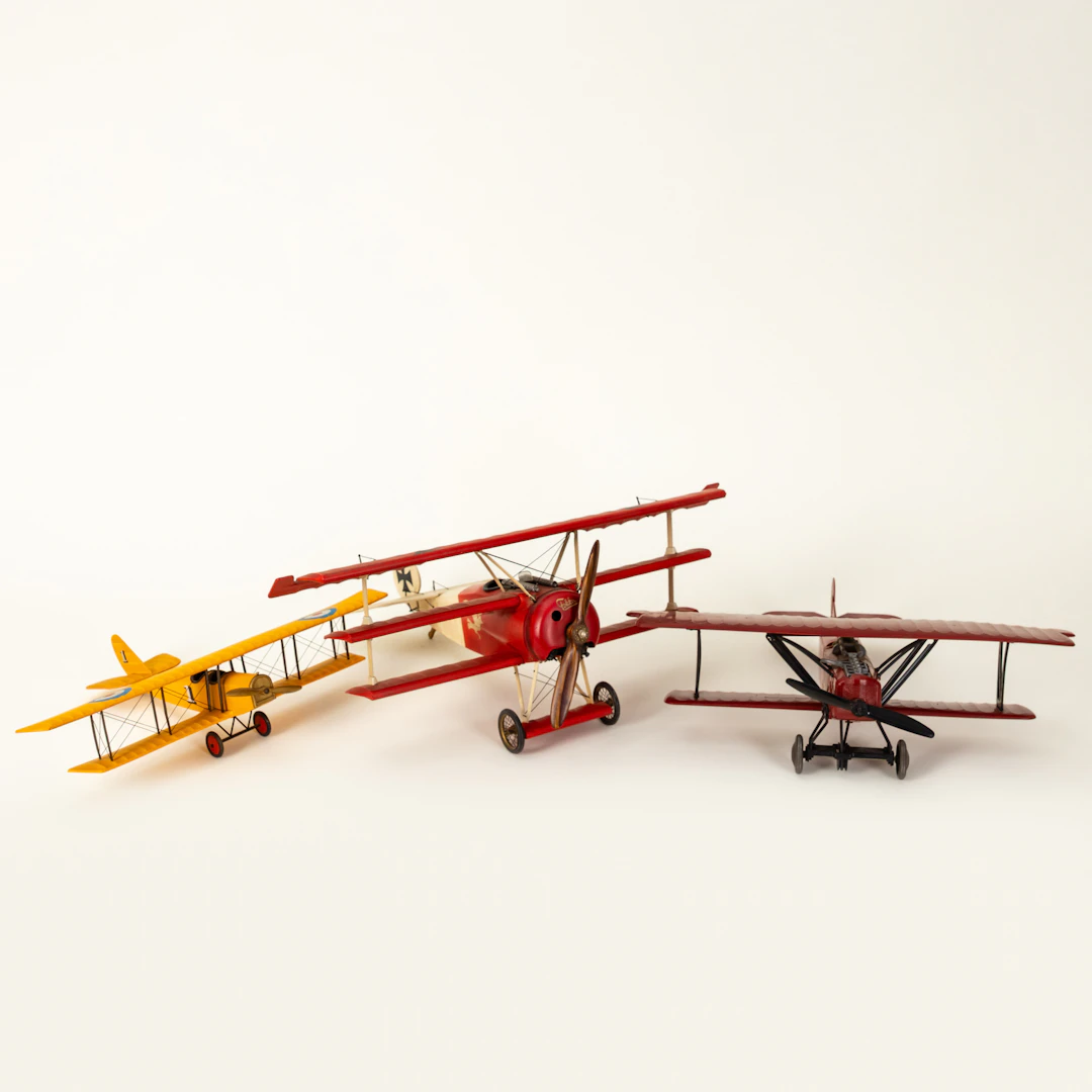 Drei Flugzeugmodelle: zwei Triplanes, ein Biplane, u.a. Made in Japan