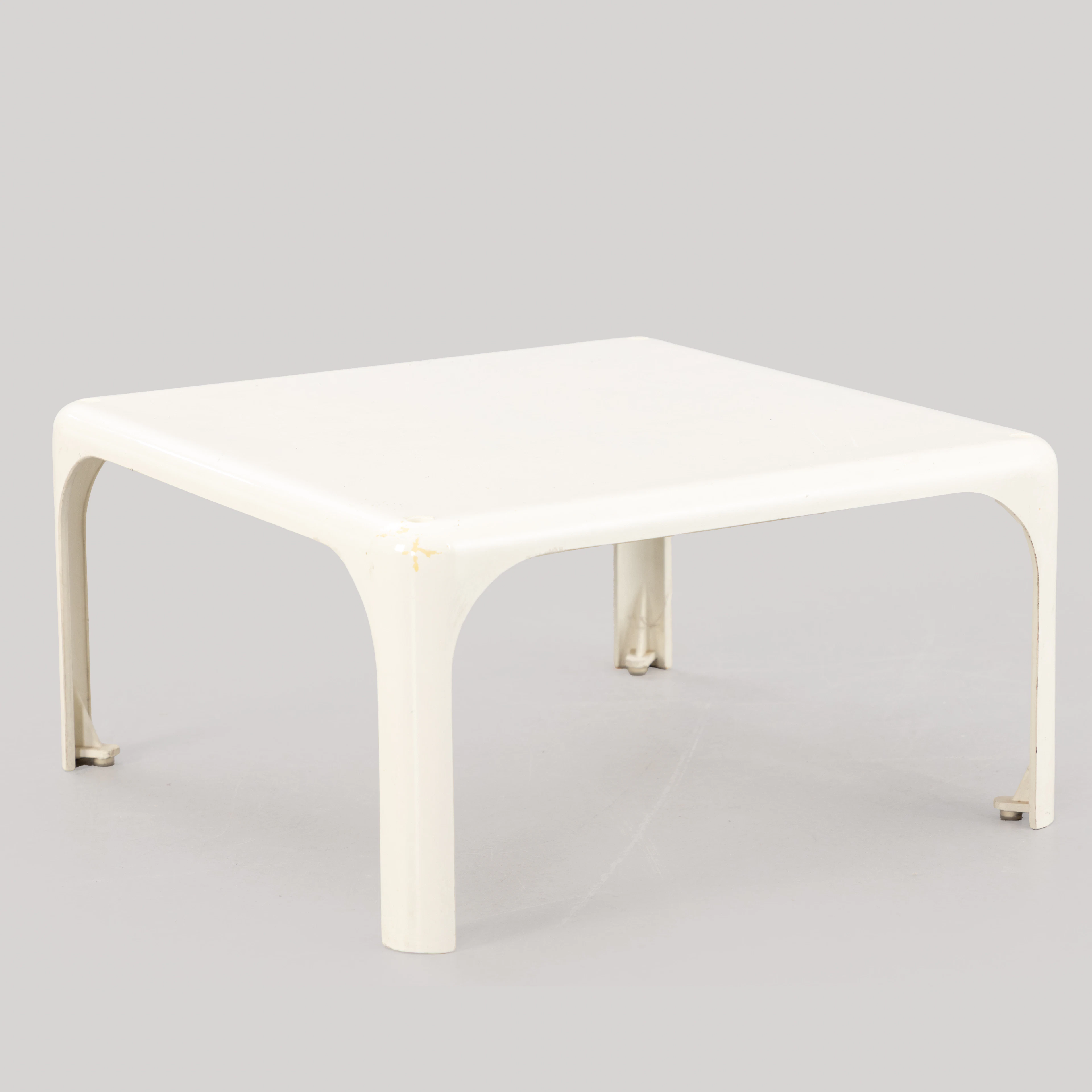 VICO MAGISTRETTI. Artemide, Beistelltisch aus Kunststoff in weiß, 1970er Jahre.