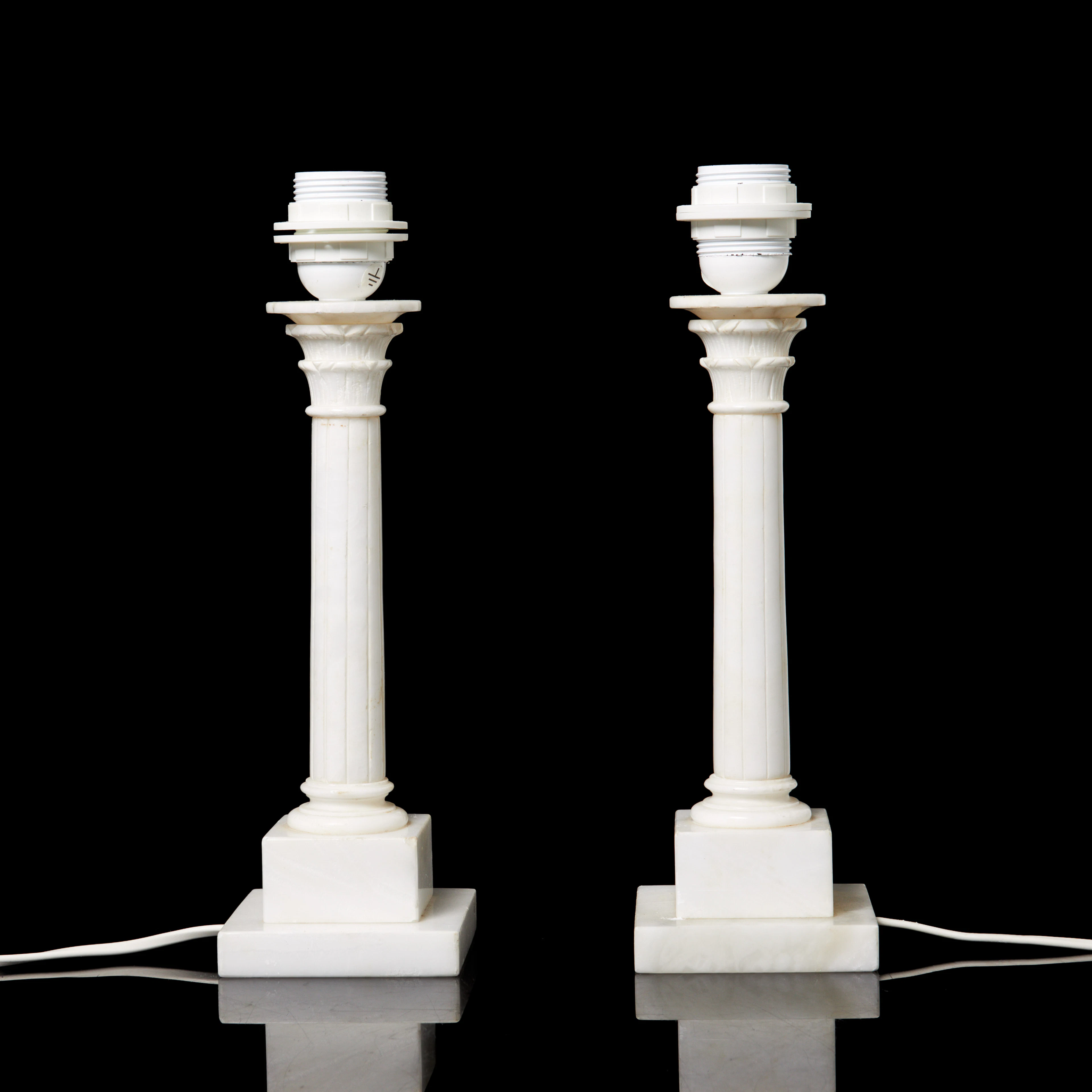 BORDSLAMPOR. 1 par, korintiska kolonner, alabaster, 1900-tal.