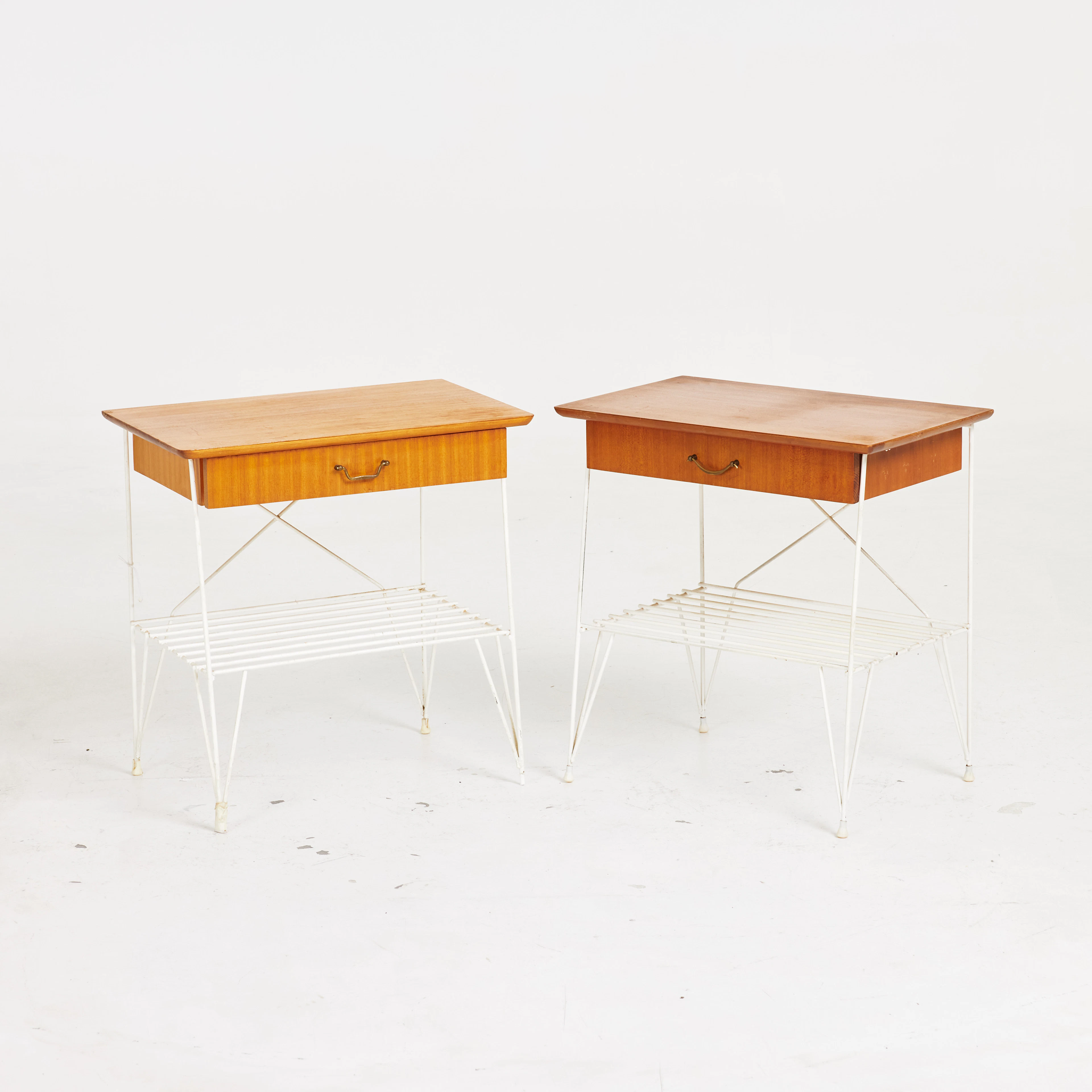 SÄNGBORD. 1 par, teak, underrede och tidningashylla stringmodell
