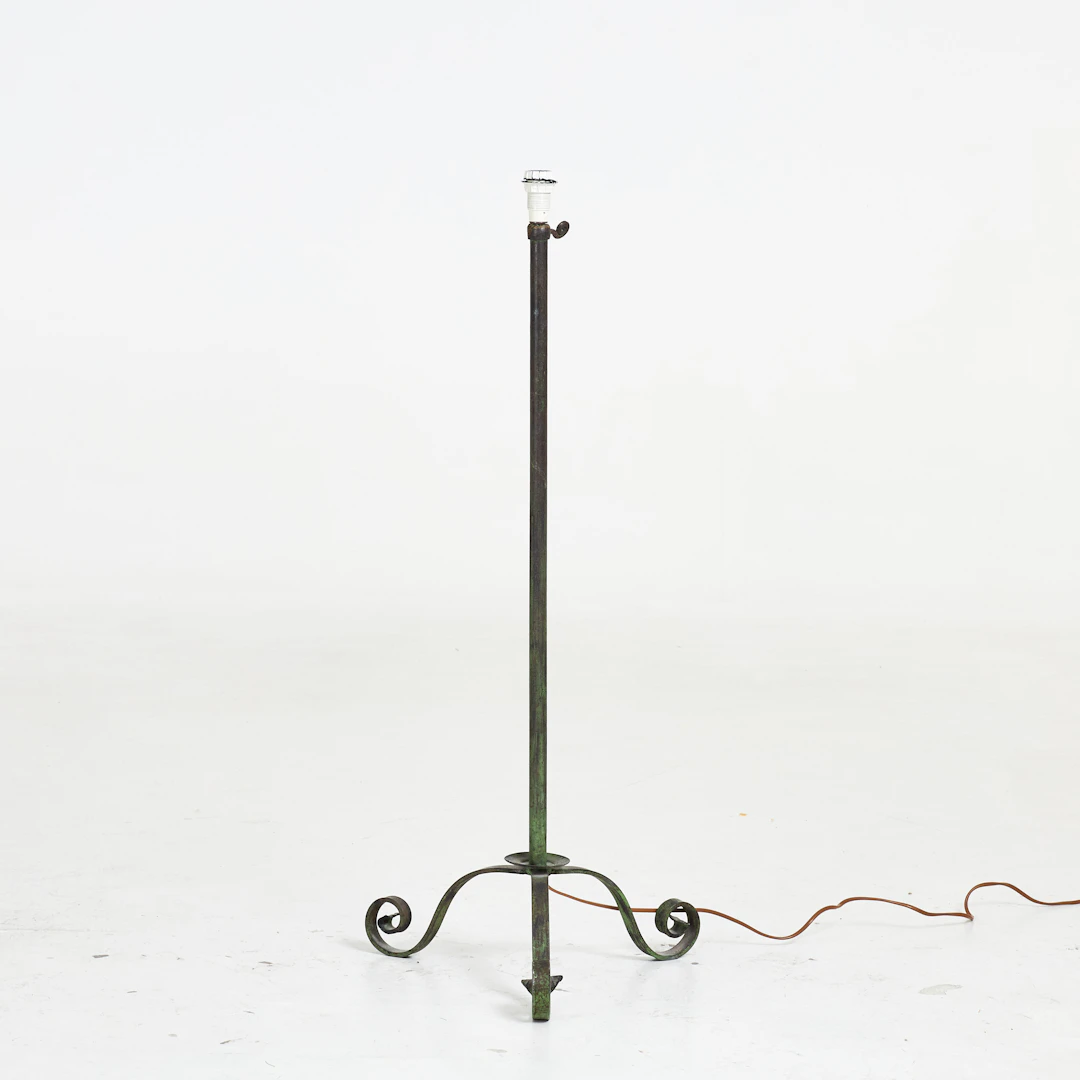 GOLVLAMPA, 1900-talets mitt, stomme i patinerad smide, höj och sänkbar.