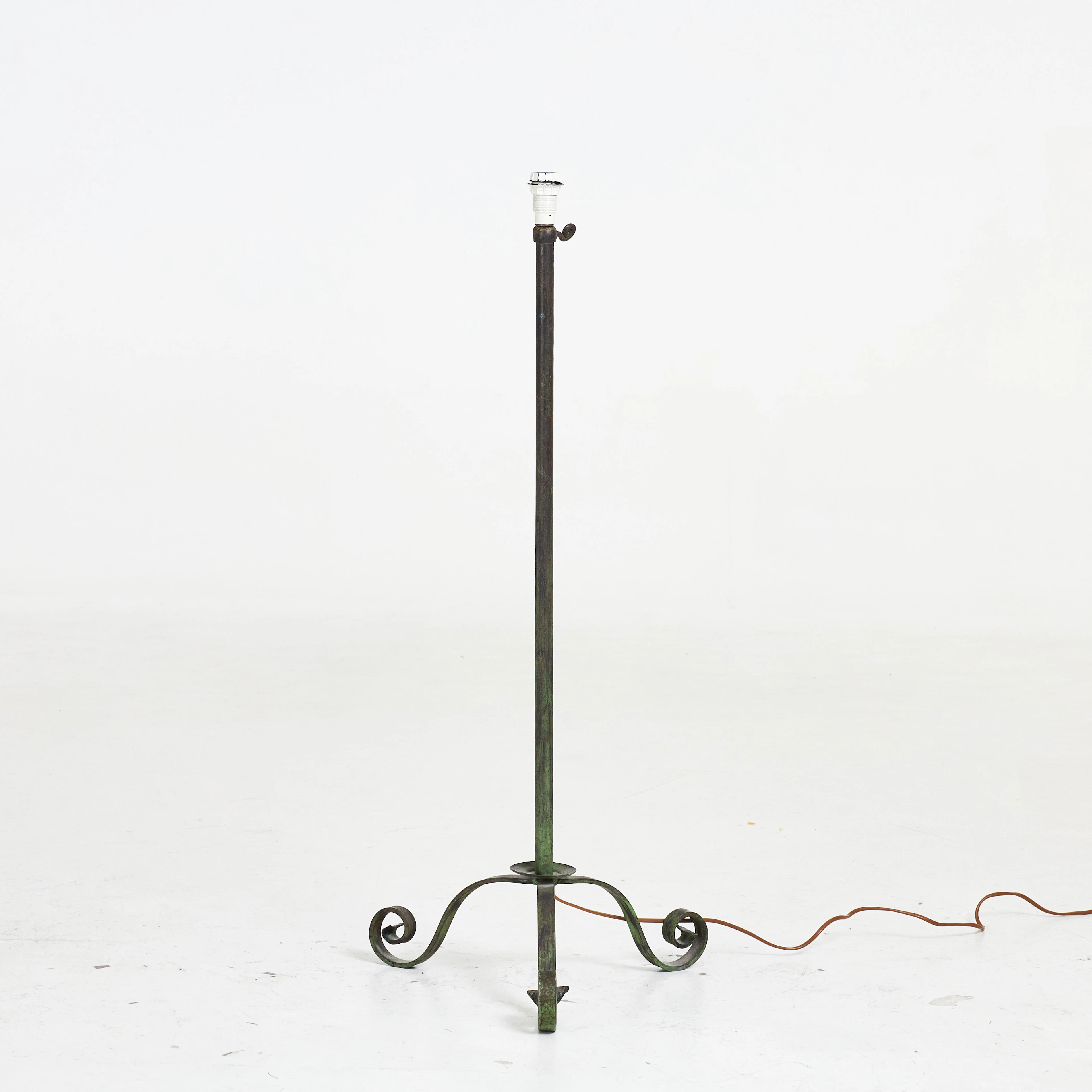 GOLVLAMPA, 1900-talets mitt, stomme i patinerad smide, höj och sänkbar.