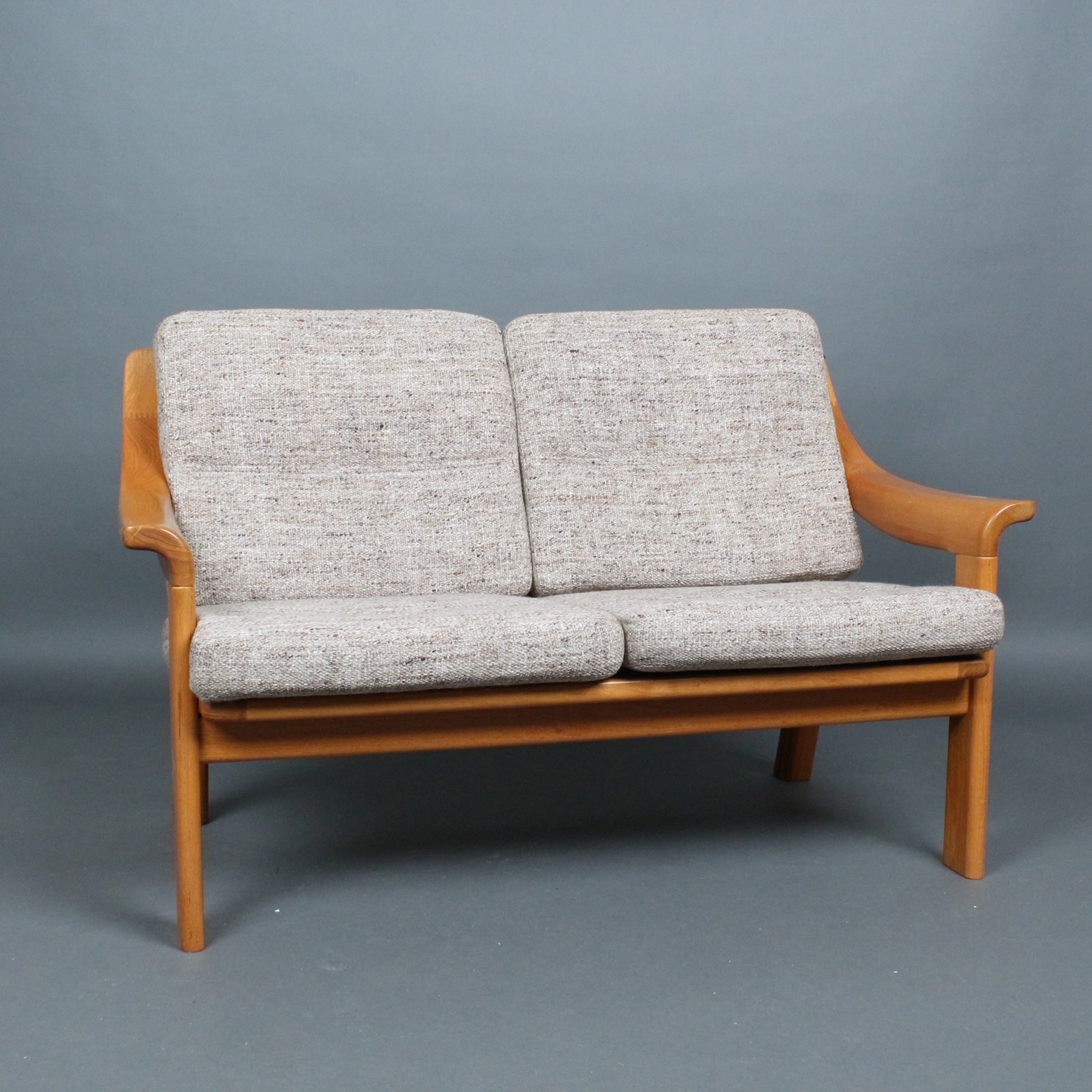 POUL JEPPESEN MØBELFABRIK. Sofa / Zweisitzer, Holz, Wolle, 1960er