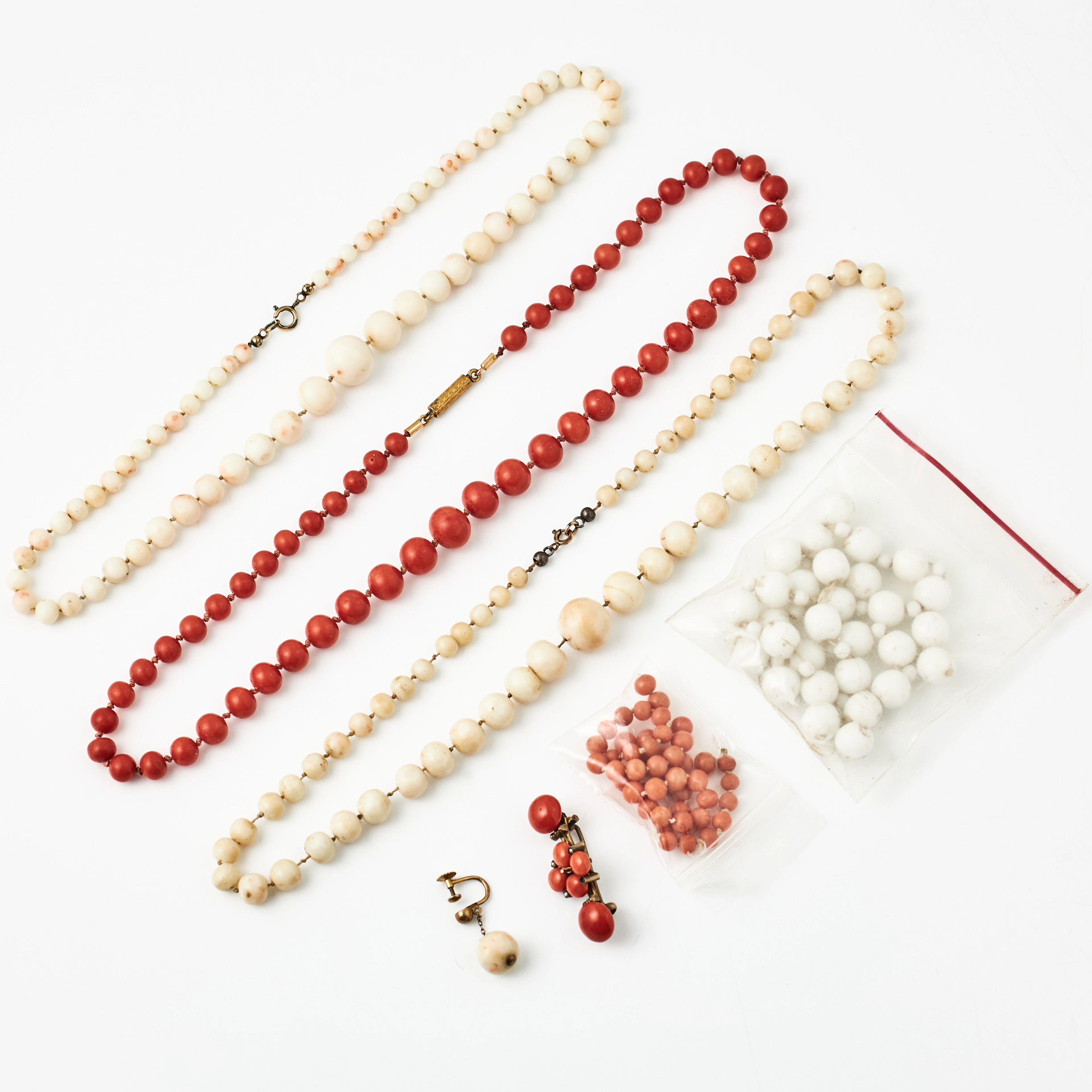 HALSBAND, 3 st., doserade, vita och orange koraller, BROSCH, UDDA ÖRHÄNGE.