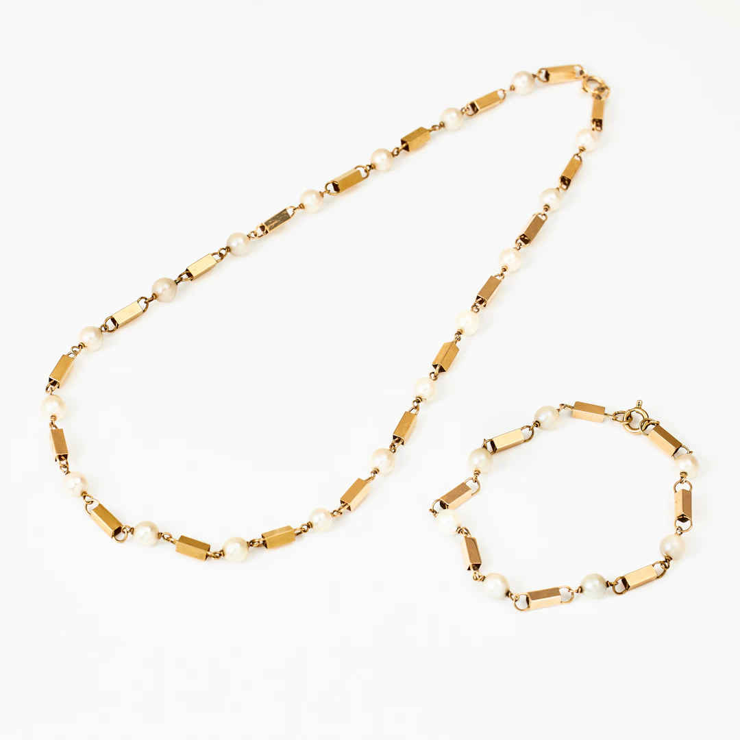 COLLIER, ARMBAND, 18 k guld, stavar med mellanliggande odlade saltvattenspärlor
