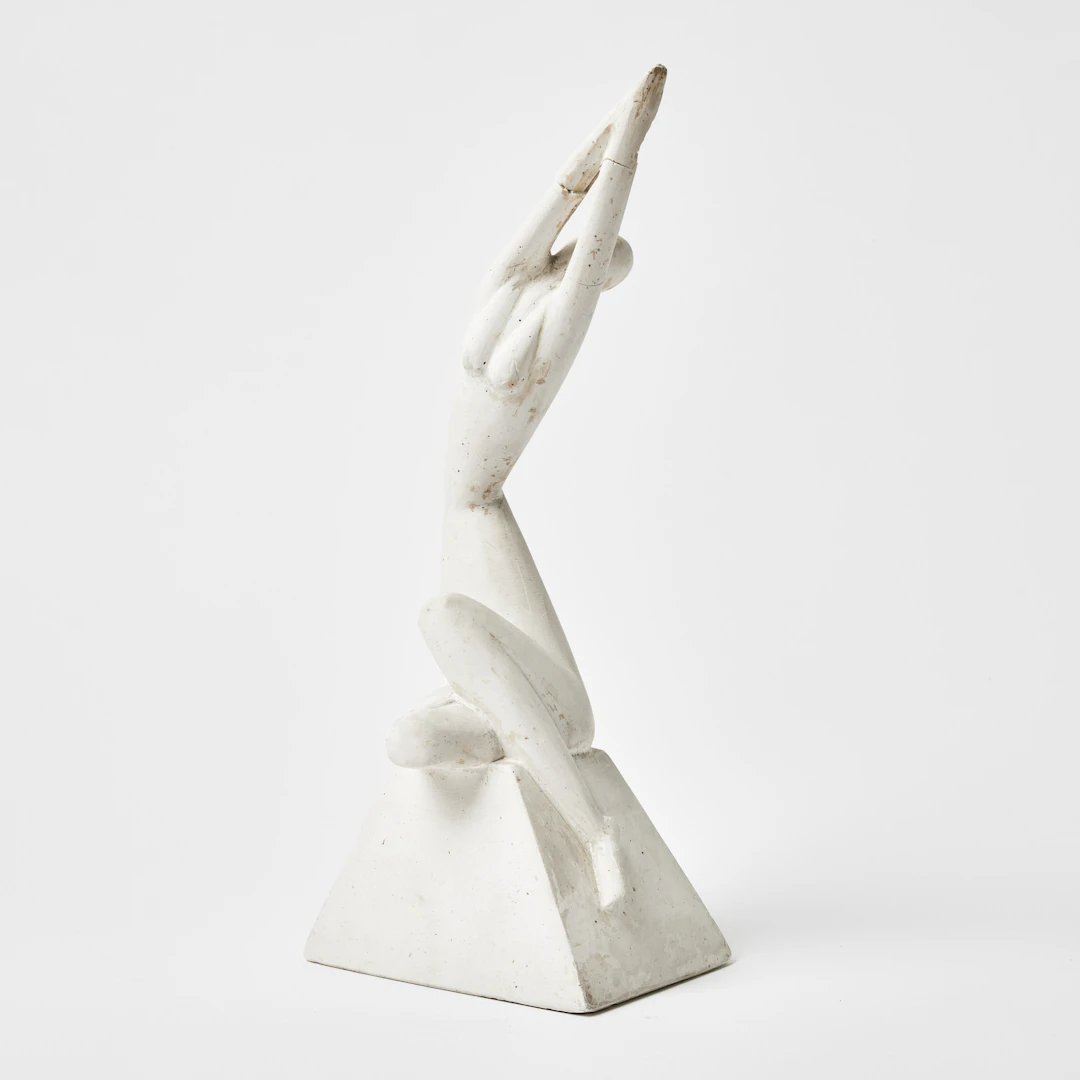 WIWEN NILSSON. SKULPTUR, gips, sittande kvinna, osignerad.