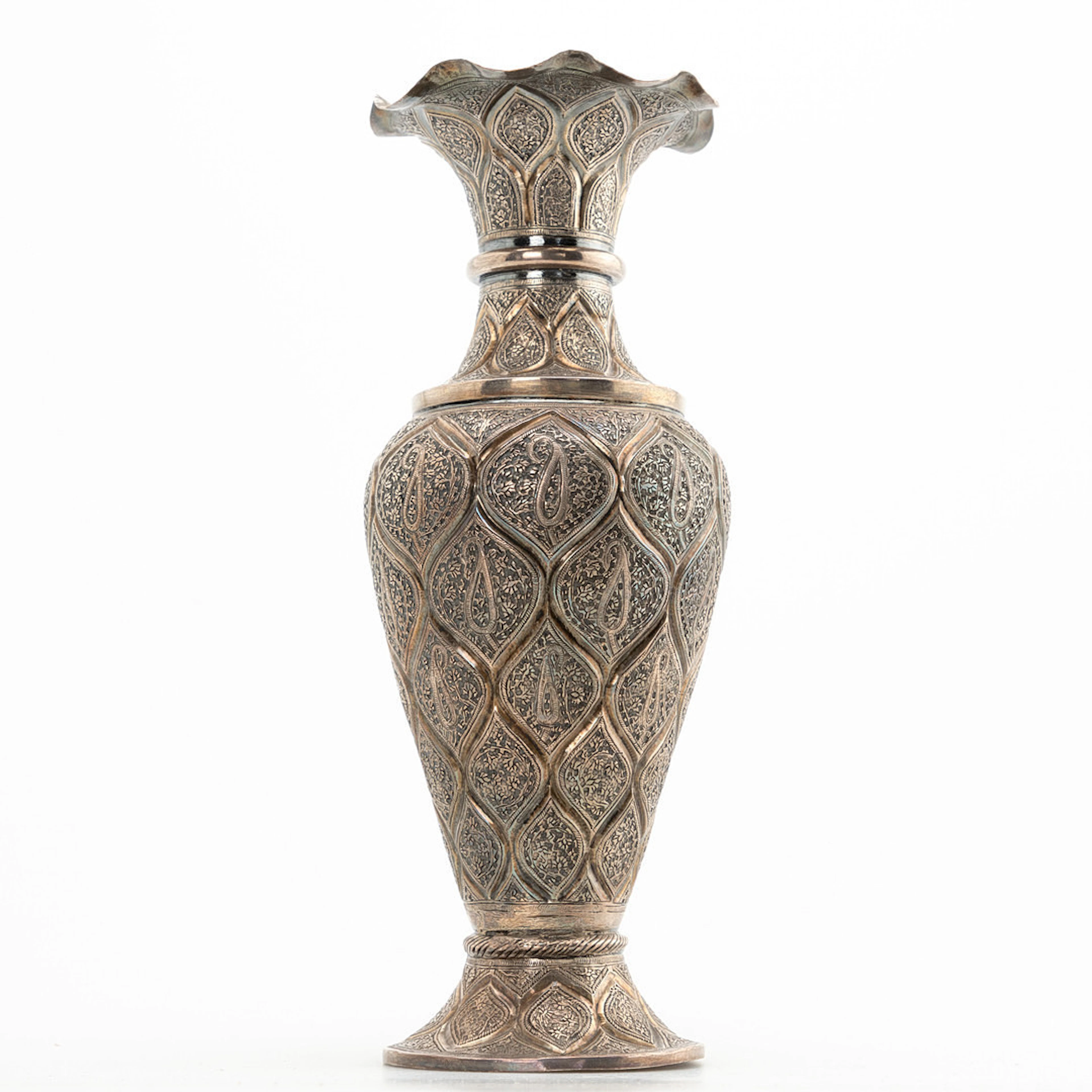 Silbervase mit Boteh-Mustern als Lampenfuß, Indien, frühes 20. Jh.
