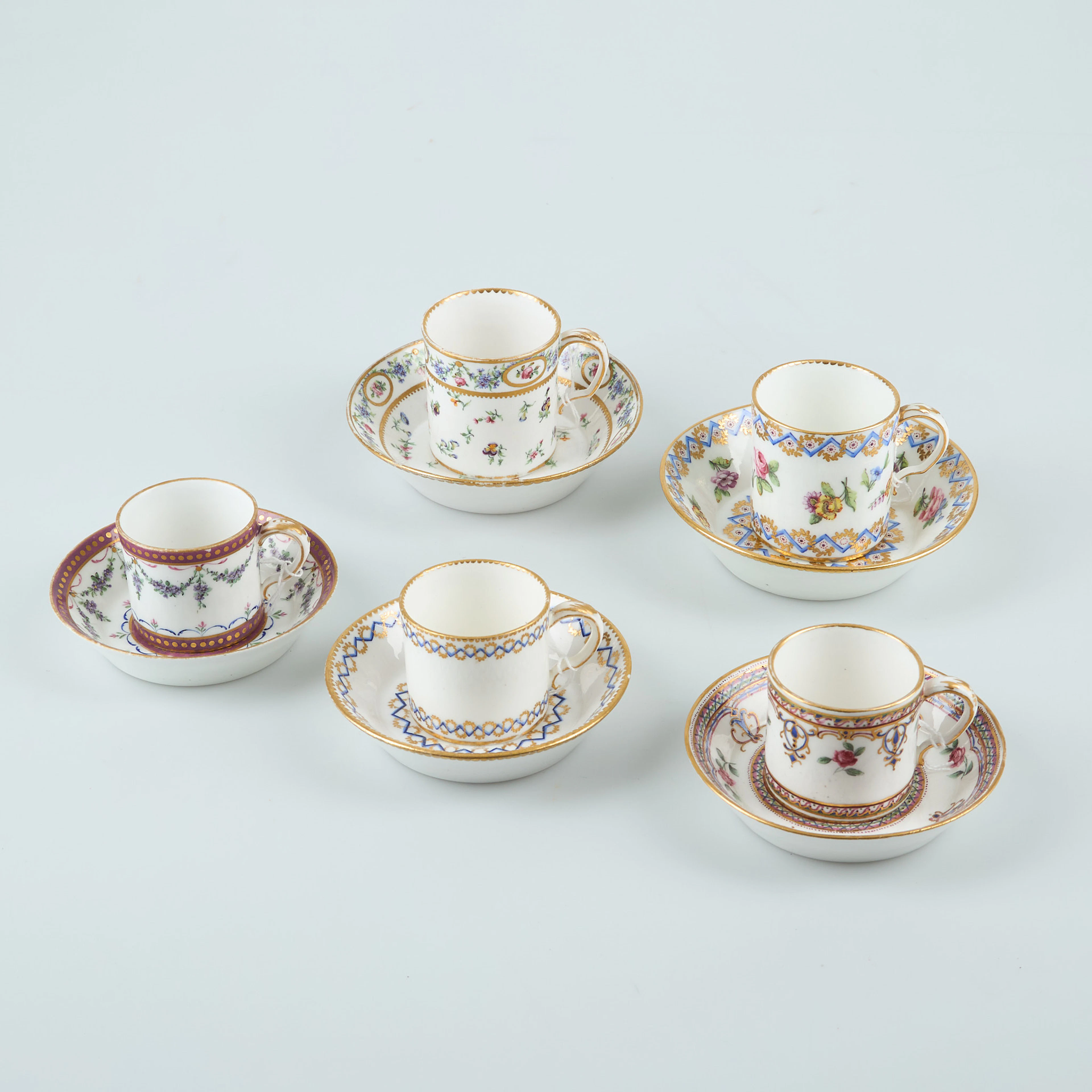 KAFFEKOPPAR MED FAT, 5 st, porslin, Louis XVI, Sevres, sent 1700-tal.