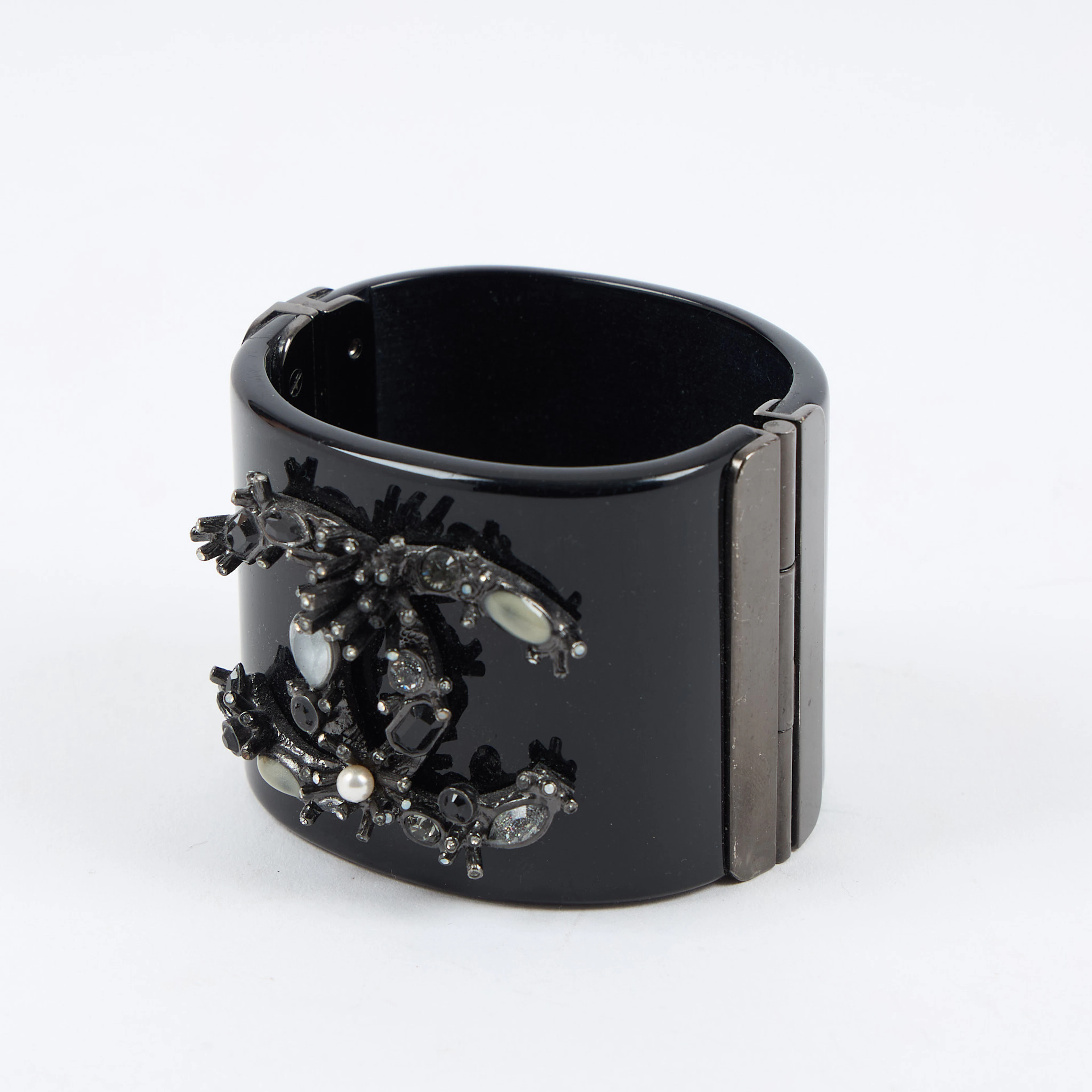 CHANEL, armband, svart akryl, metall, strass.