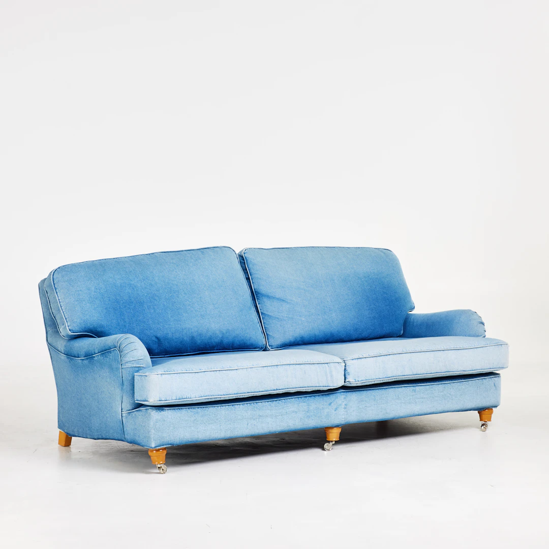 SOFFA. Denim / jeanstyg, svängd Howard-modell, hjultrissor fram.