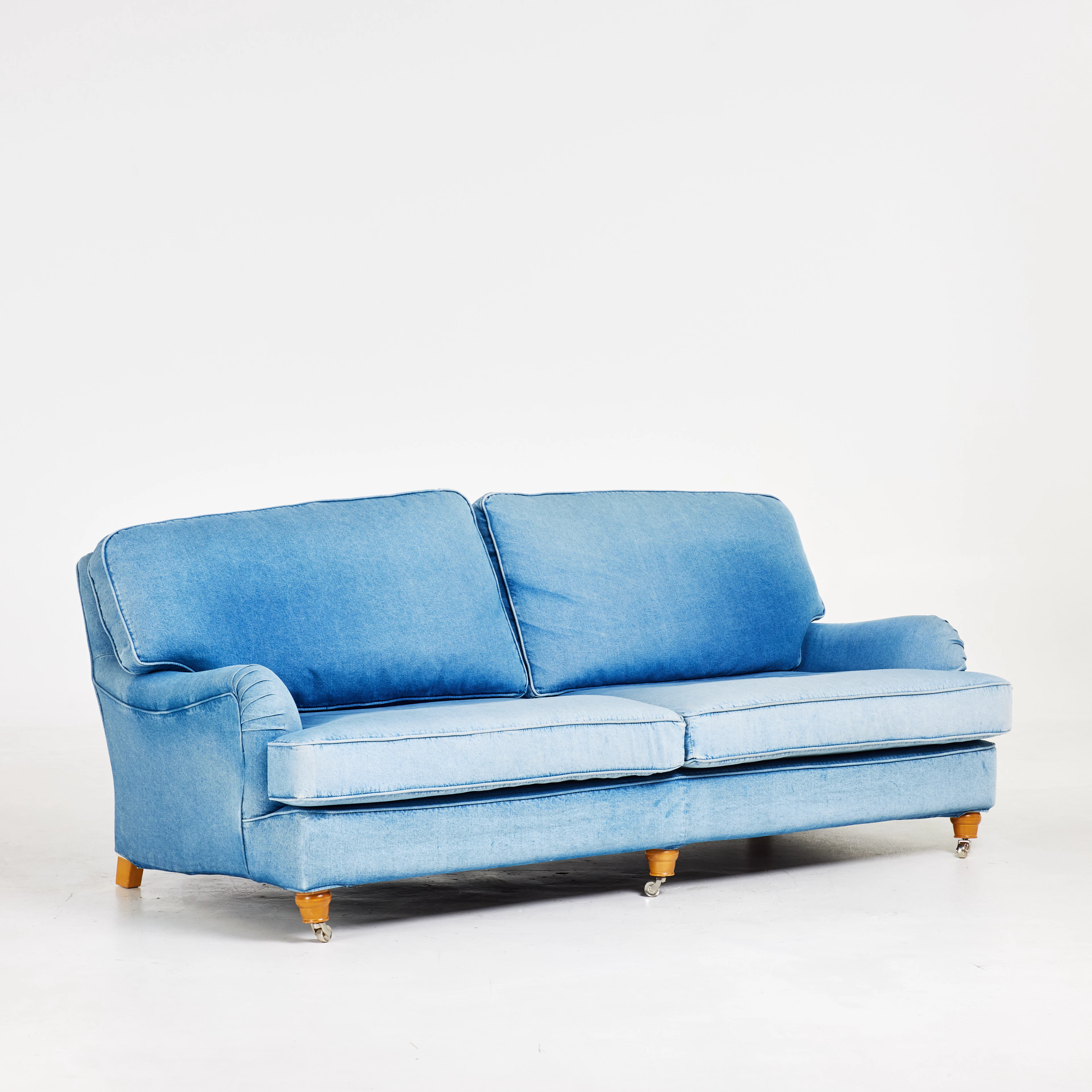 SOFFA. Denim / jeanstyg, svängd Howard-modell, hjultrissor fram.