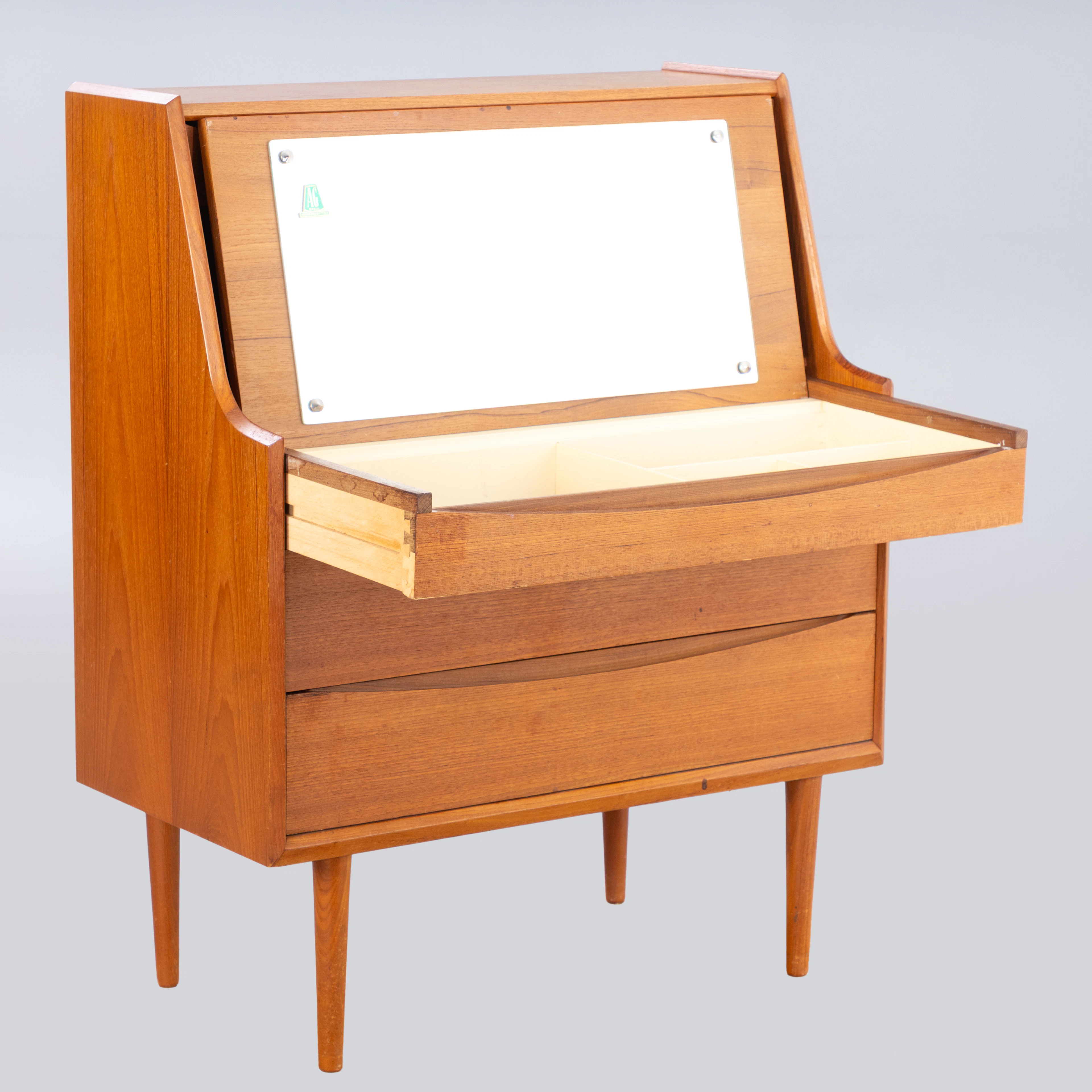 ØLHOLM MØBELFABRIK. Sekretär / Schminktisch in Teak, Dänemark, 1960er Jahre.